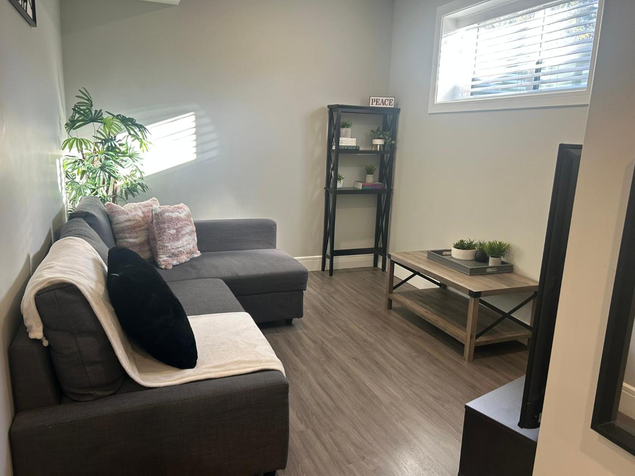 Cozy Family Friendly Suite Near Whyte, UofA, Kinsmen with Desks or Home-office and Full Kitchen