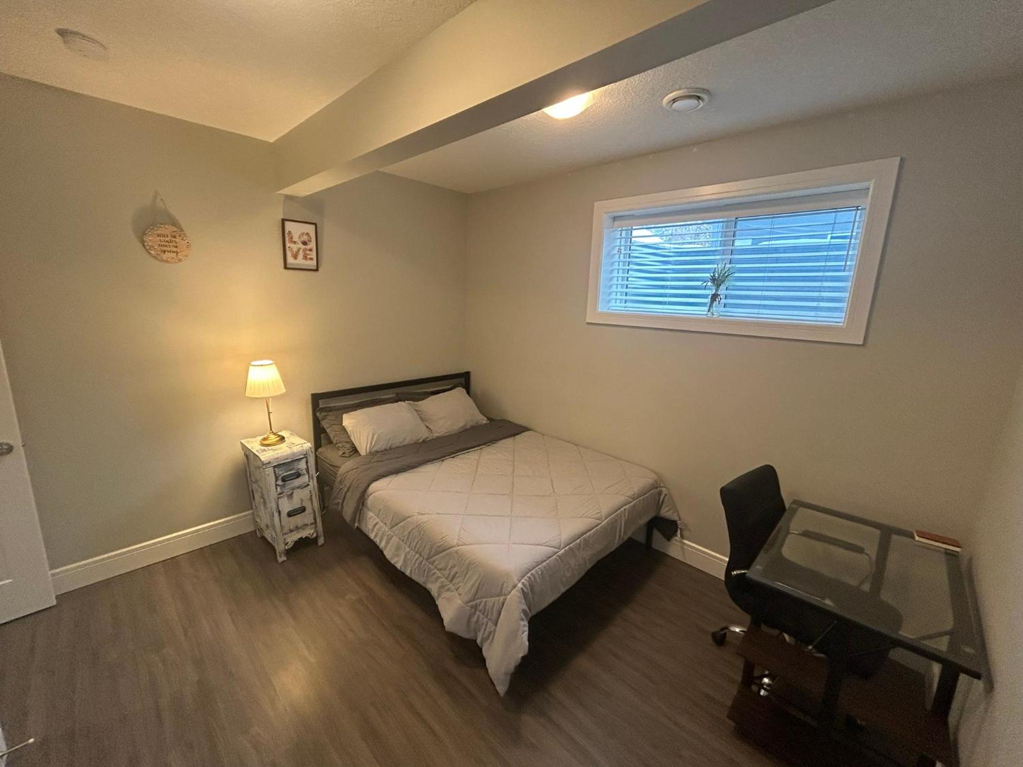 Cozy Family Friendly Suite Near Whyte, UofA, Kinsmen with Desks or Home-office and Full Kitchen