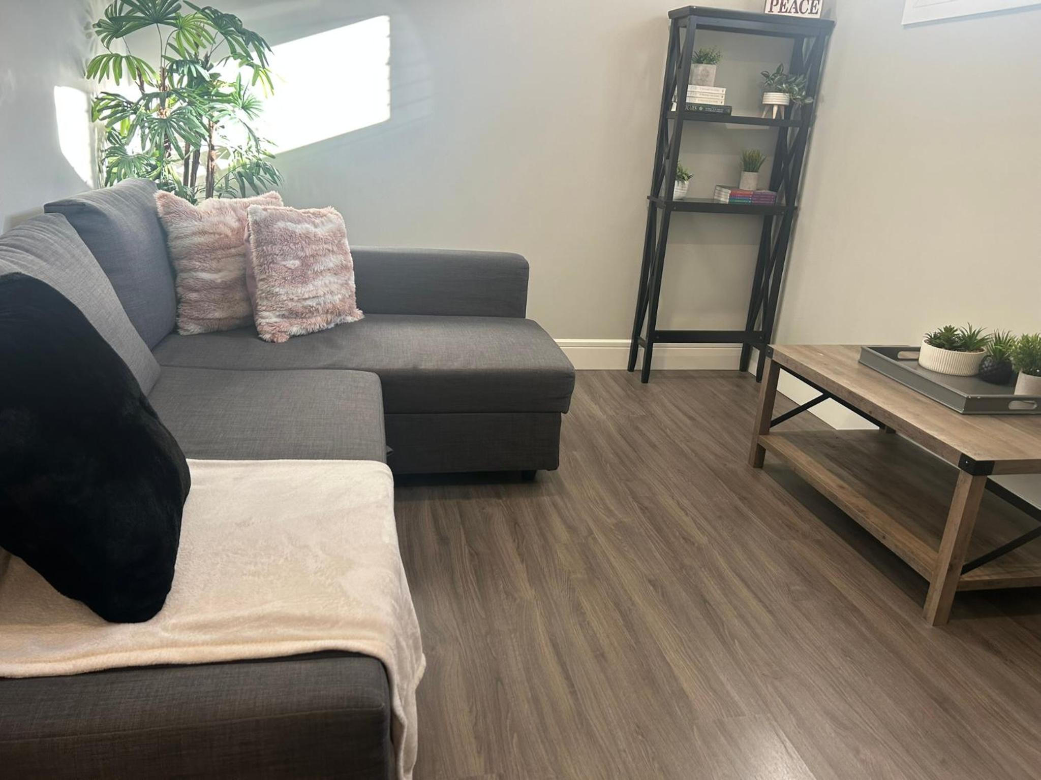 Cozy Family Friendly Suite Near Whyte, UofA, Kinsmen with Desks or Home-office and Full Kitchen