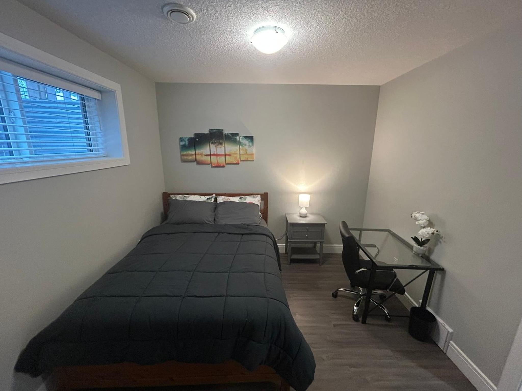 Cozy Family Friendly Suite Near Whyte, UofA, Kinsmen with Desks or Home-office and Full Kitchen
