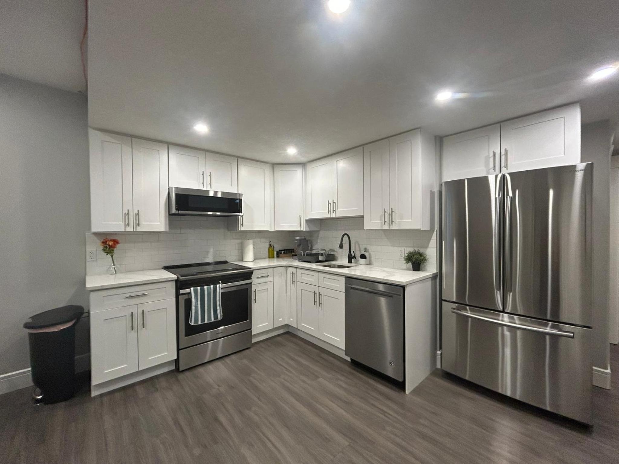 Cozy Family Friendly Suite Near Whyte, UofA, Kinsmen with Desks or Home-office and Full Kitchen