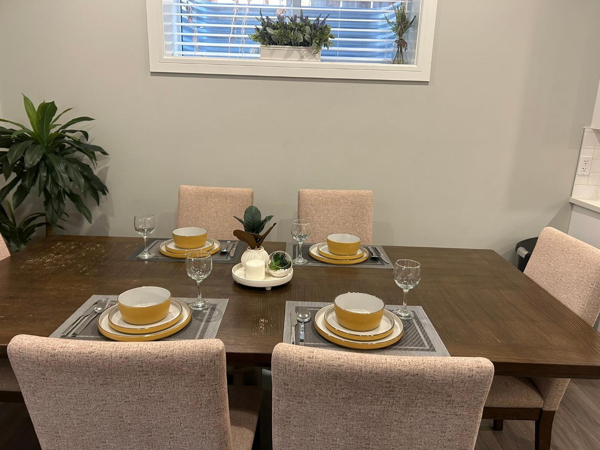 Cozy Family Friendly Suite Near Whyte, UofA, Kinsmen with Desks or Home-office and Full Kitchen