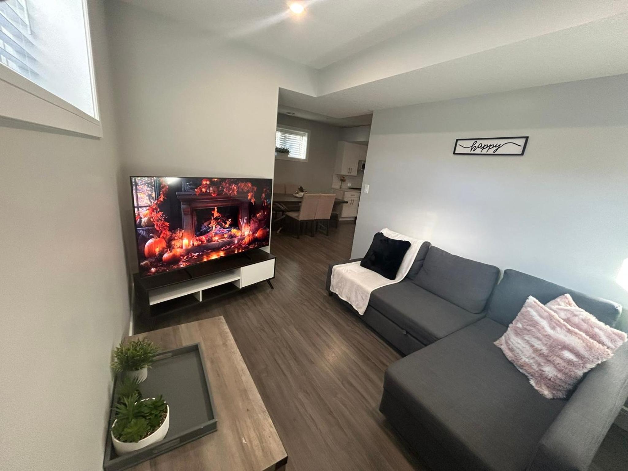 Cozy Family Friendly Suite Near Whyte, UofA, Kinsmen with Desks or Home-office and Full Kitchen