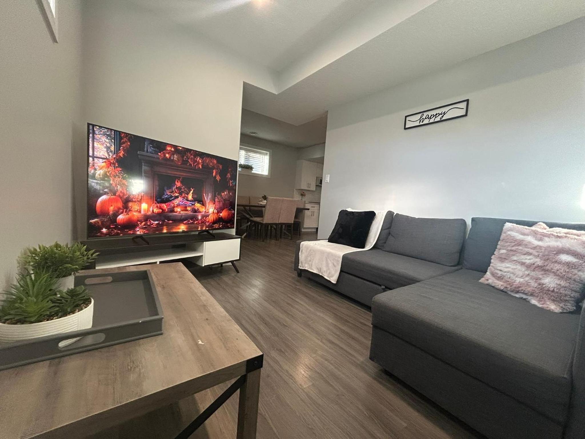 Cozy Family Friendly Suite Near Whyte, UofA, Kinsmen with Desks or Home-office and Full Kitchen