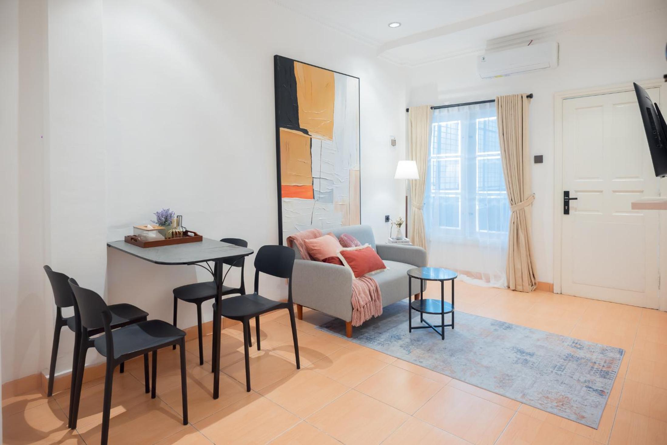Modern Central District One Bedroom 04 !