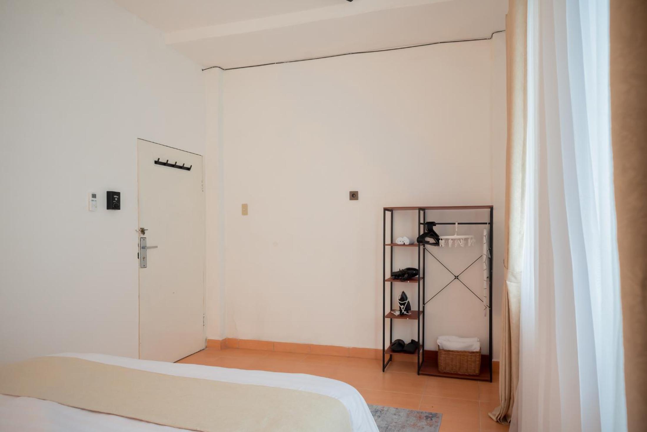 Modern Central District One Bedroom 04 !