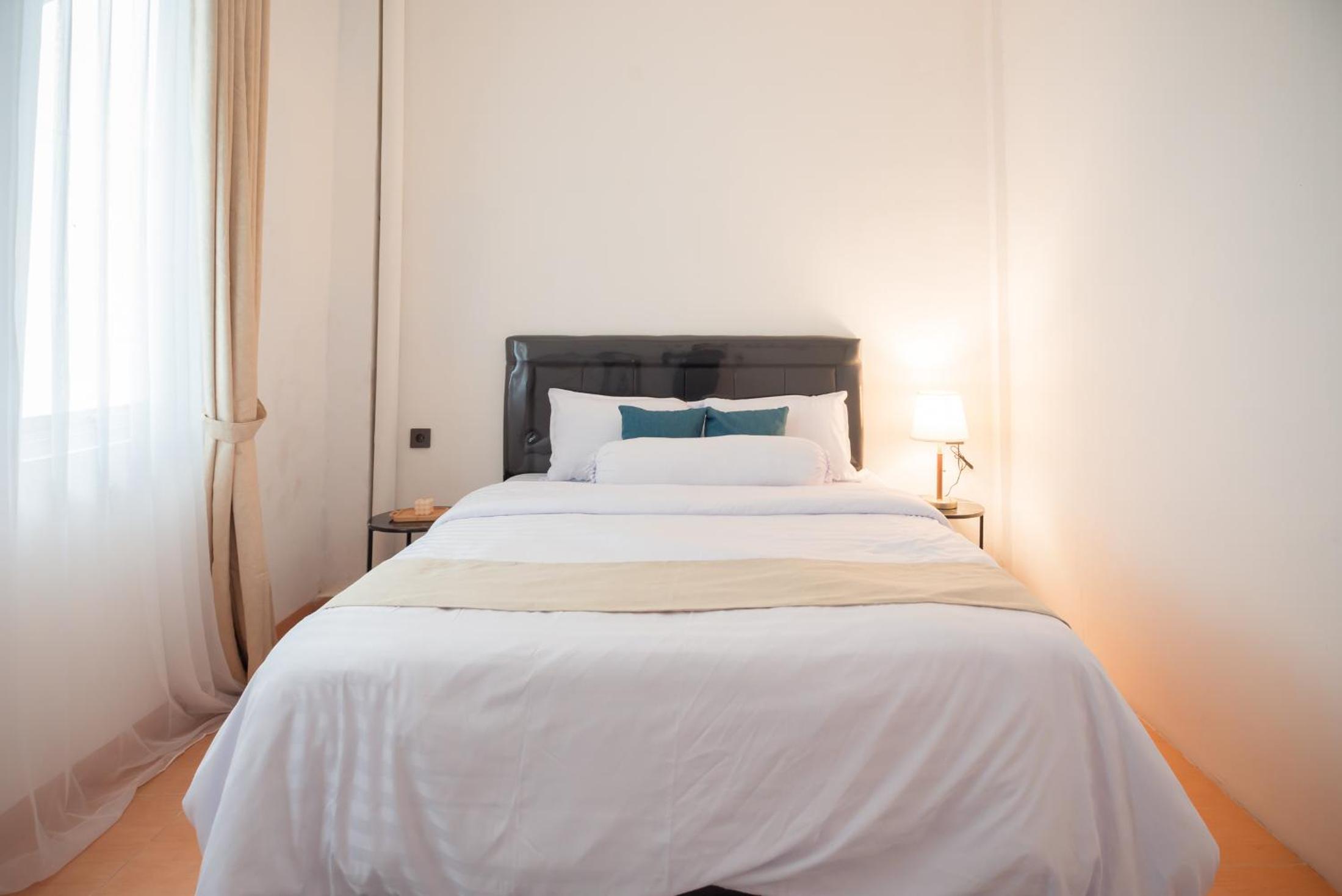 Modern Central District One Bedroom 04 !