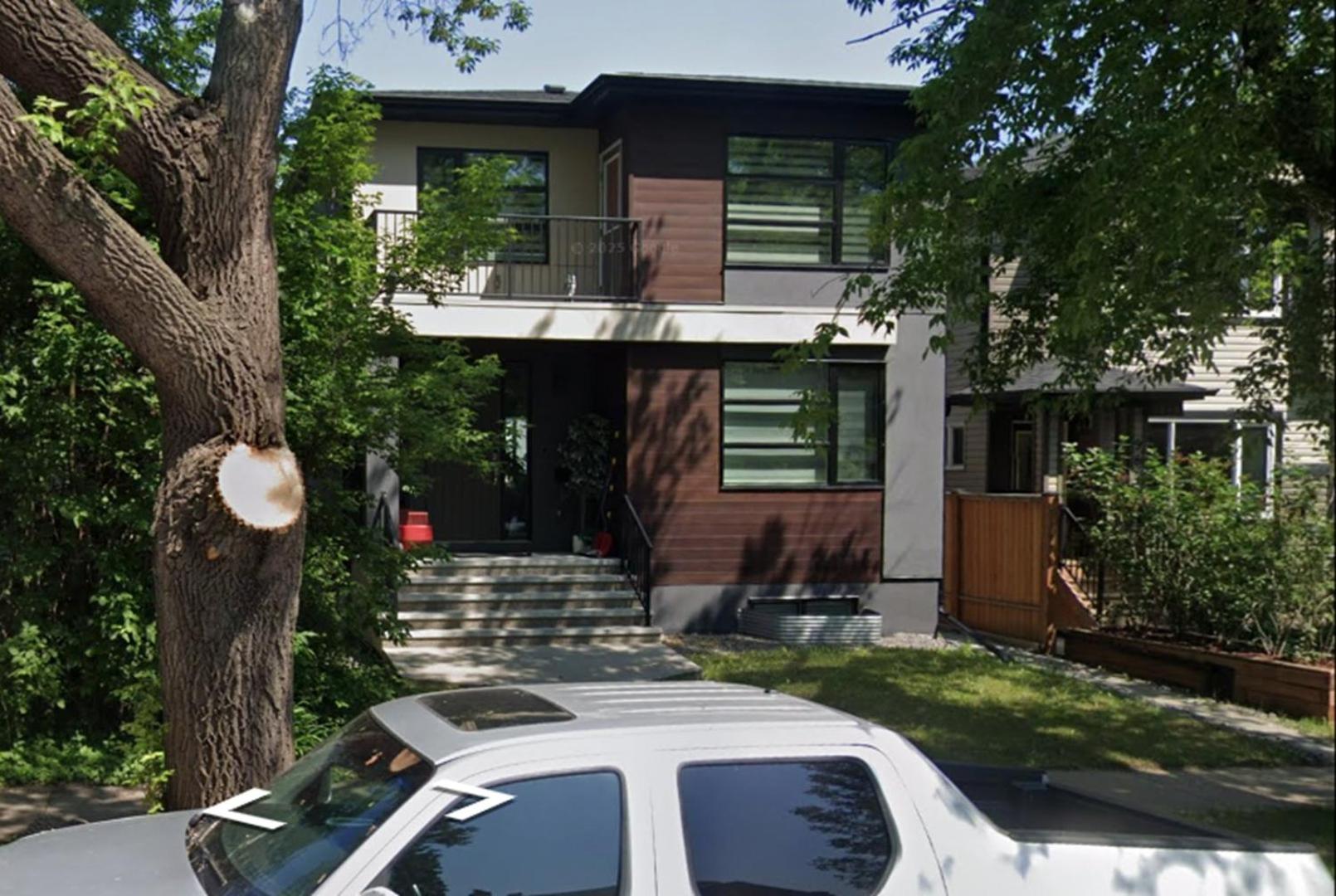 Cozy Family Friendly Suite Near Whyte, UofA, Kinsmen with Desks or Home-office and Full Kitchen