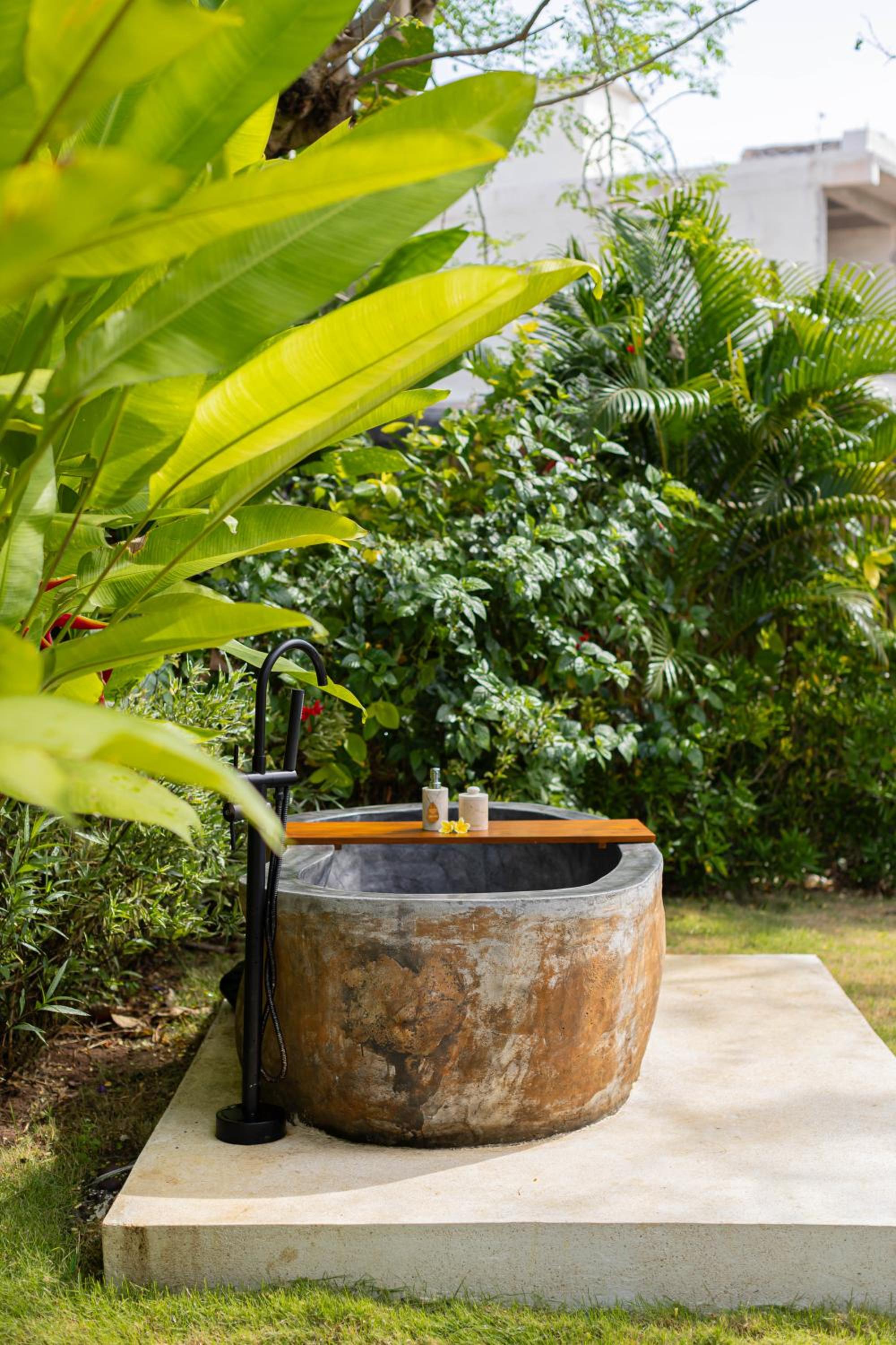 Ayvrtha Boutique Nature Resort, 5 minutes drive to Padang-Padang Beach