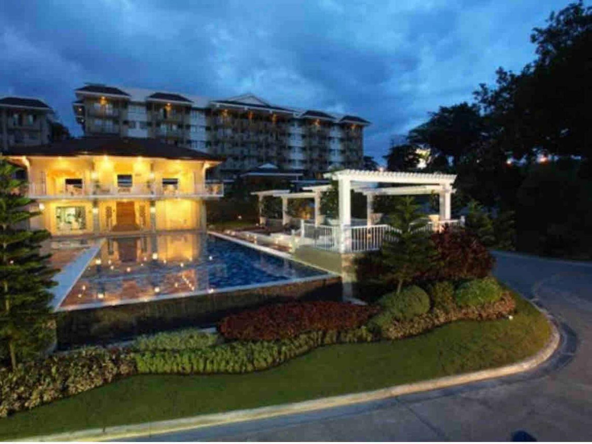Spacious Central Davao City Getaway - Spacious Apartment with Shared Pool