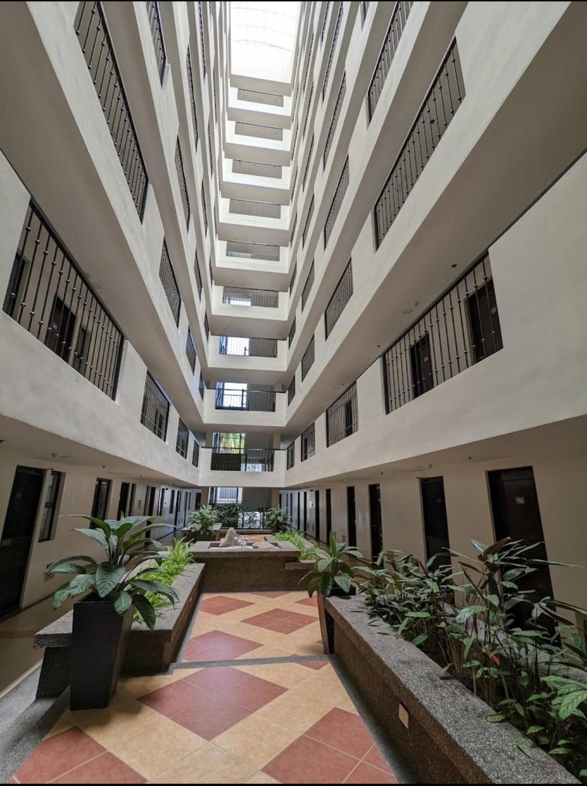 Spacious Central Davao City Getaway - Spacious Apartment with Shared Pool