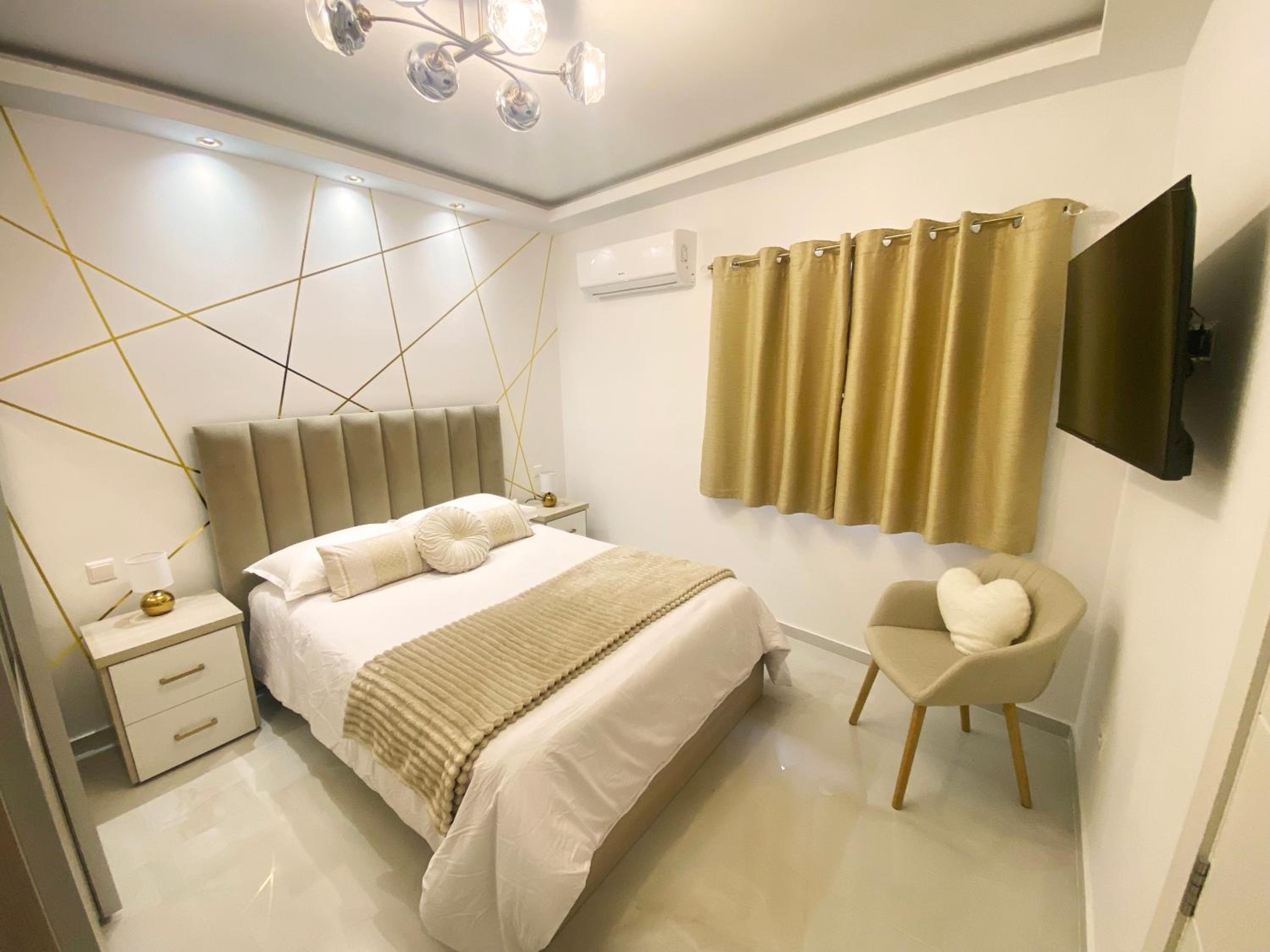 Cliff's Edge Luxury Apartment With Large Pool & Stunning Views