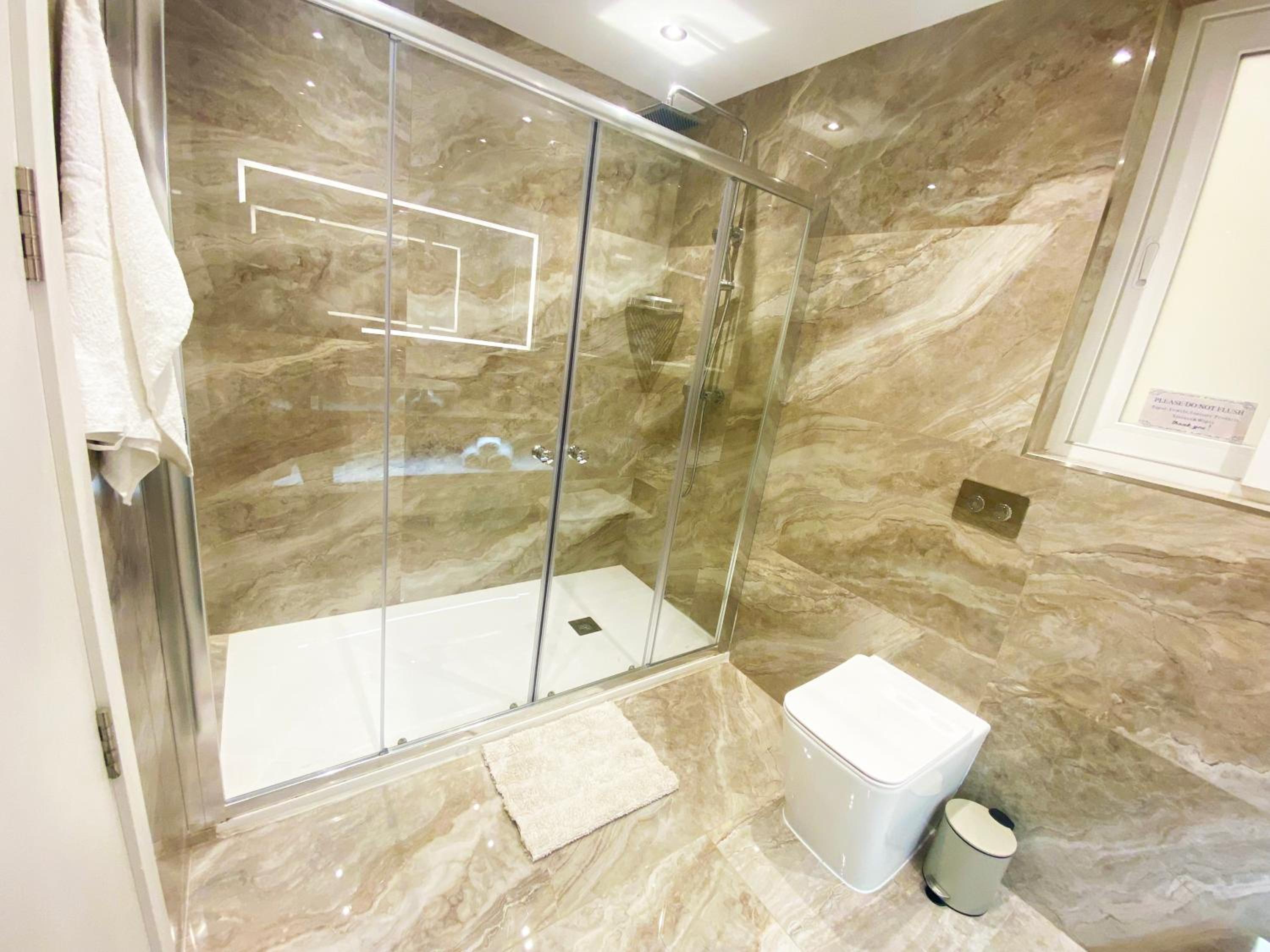 Cliff's Edge Luxury Apartment With Large Pool & Stunning Views
