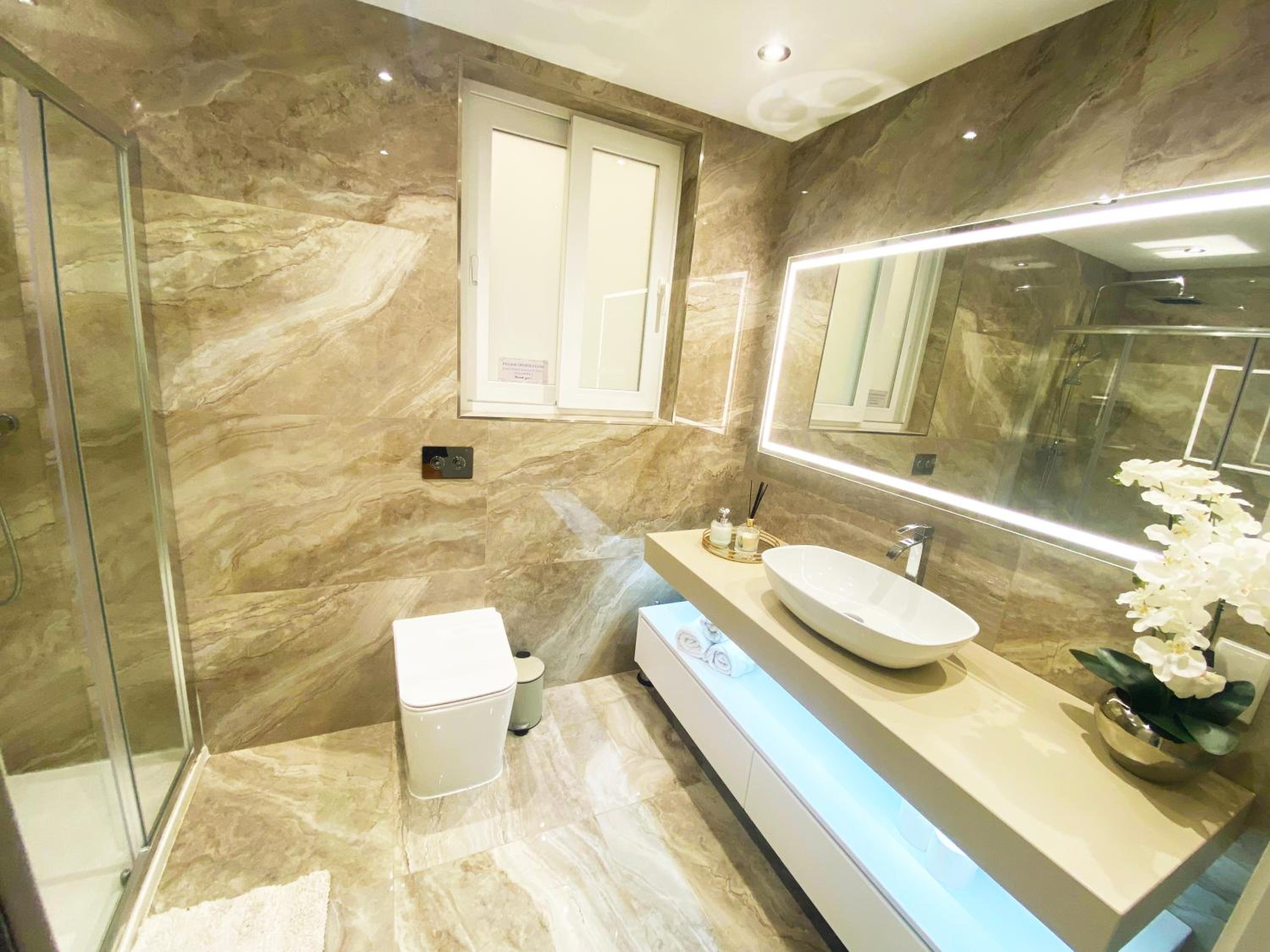 Cliff's Edge Luxury Apartment With Large Pool & Stunning Views