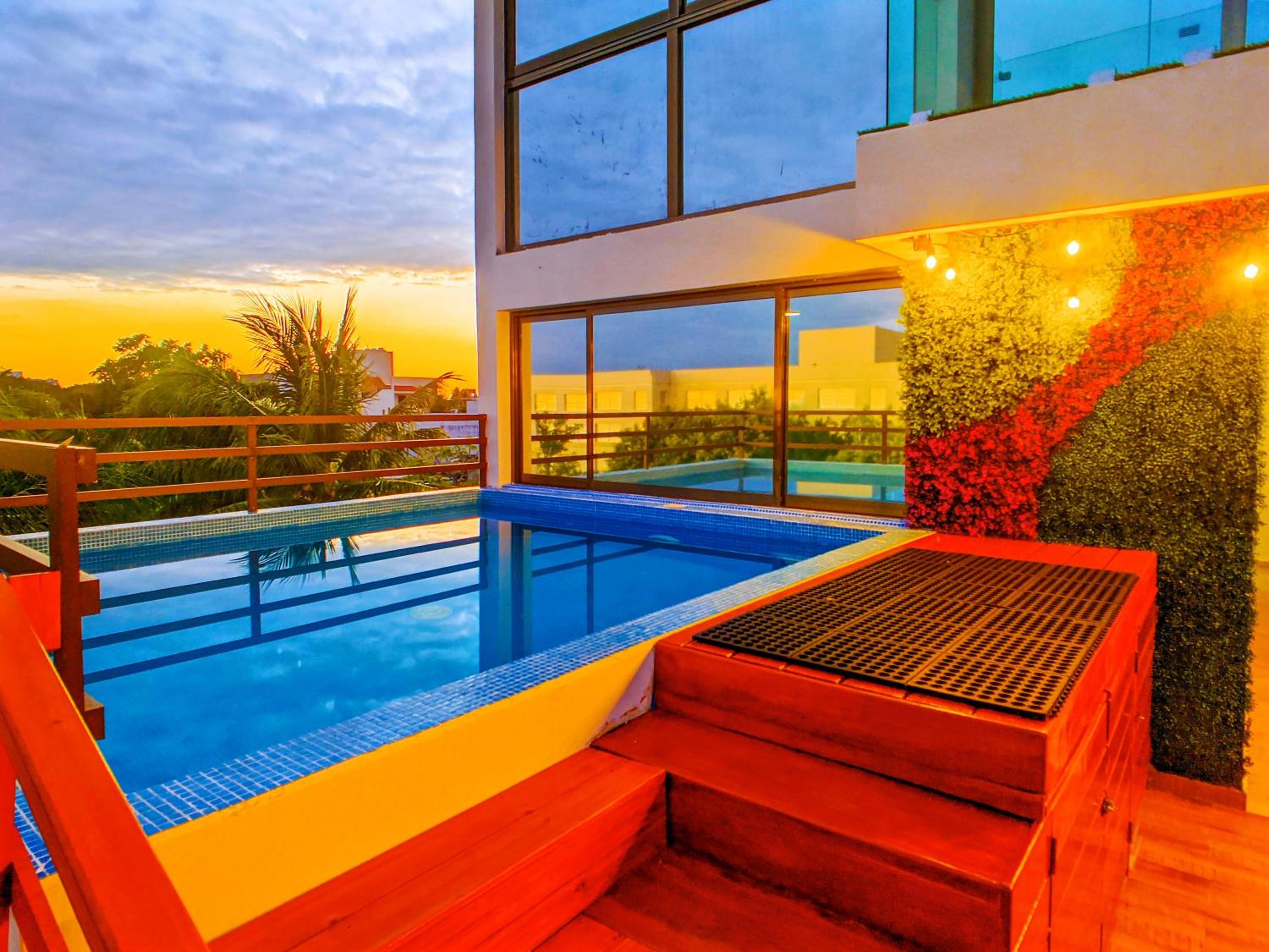 Couples Romantic Retreat 200m to Beach & 5th Ave Patio Fast WiFi AC Great Value UVA11