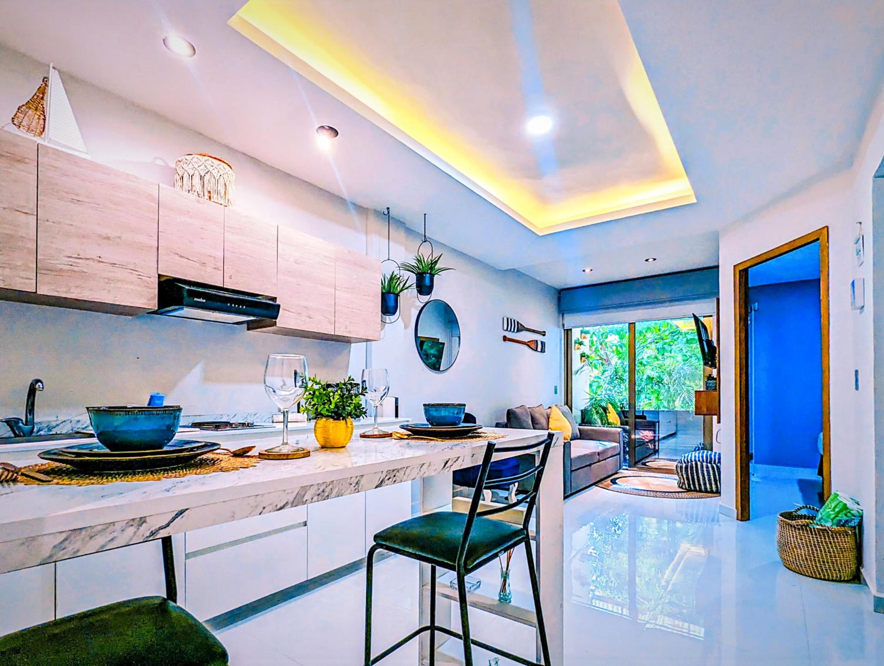 Couples Romantic Retreat 200m to Beach & 5th Ave Patio Fast WiFi AC Great Value UVA11