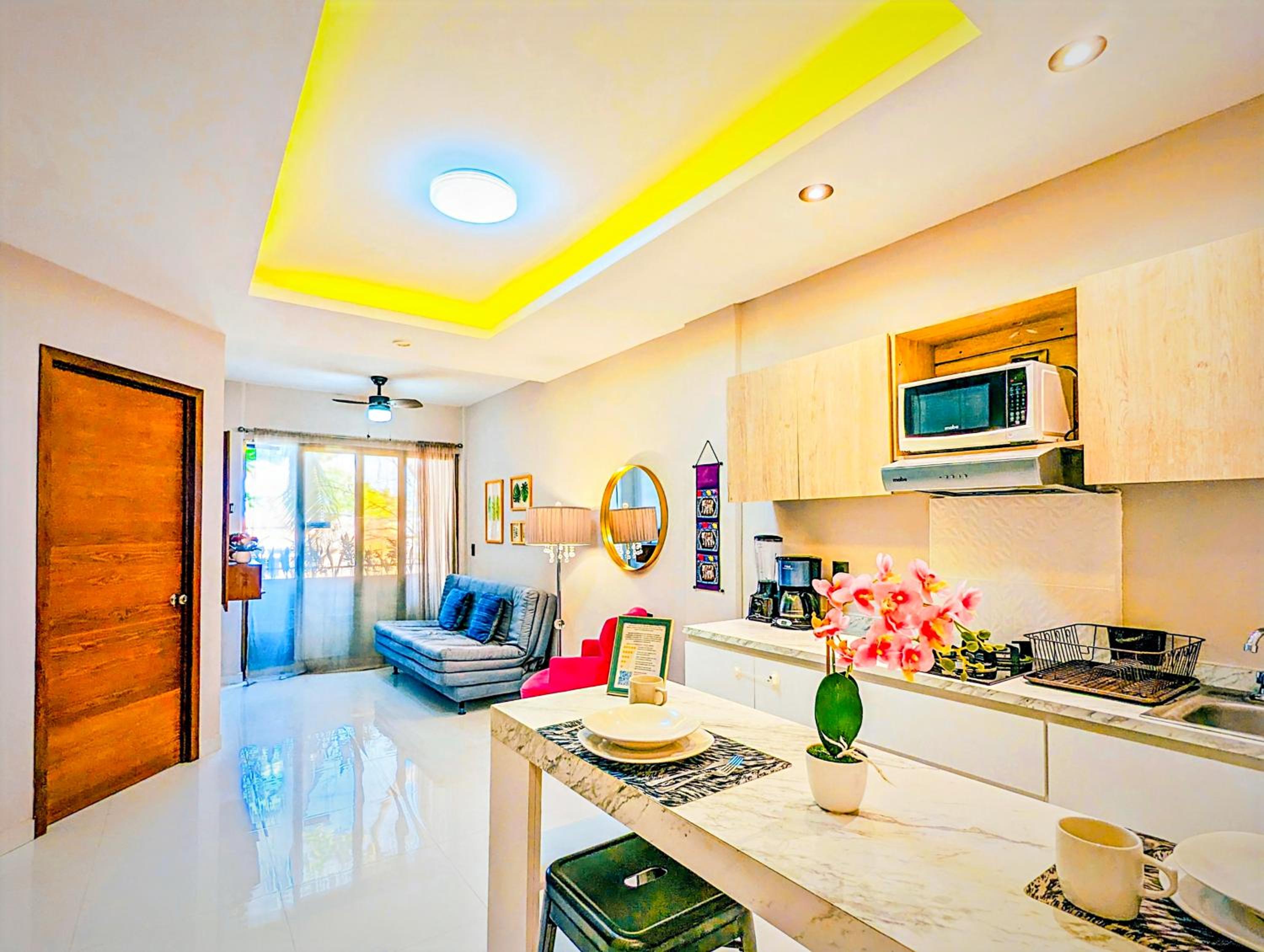 Romantic Escape 1 Bedroom 500m from Beach King Bed Pool Gym Fast WiFi 204