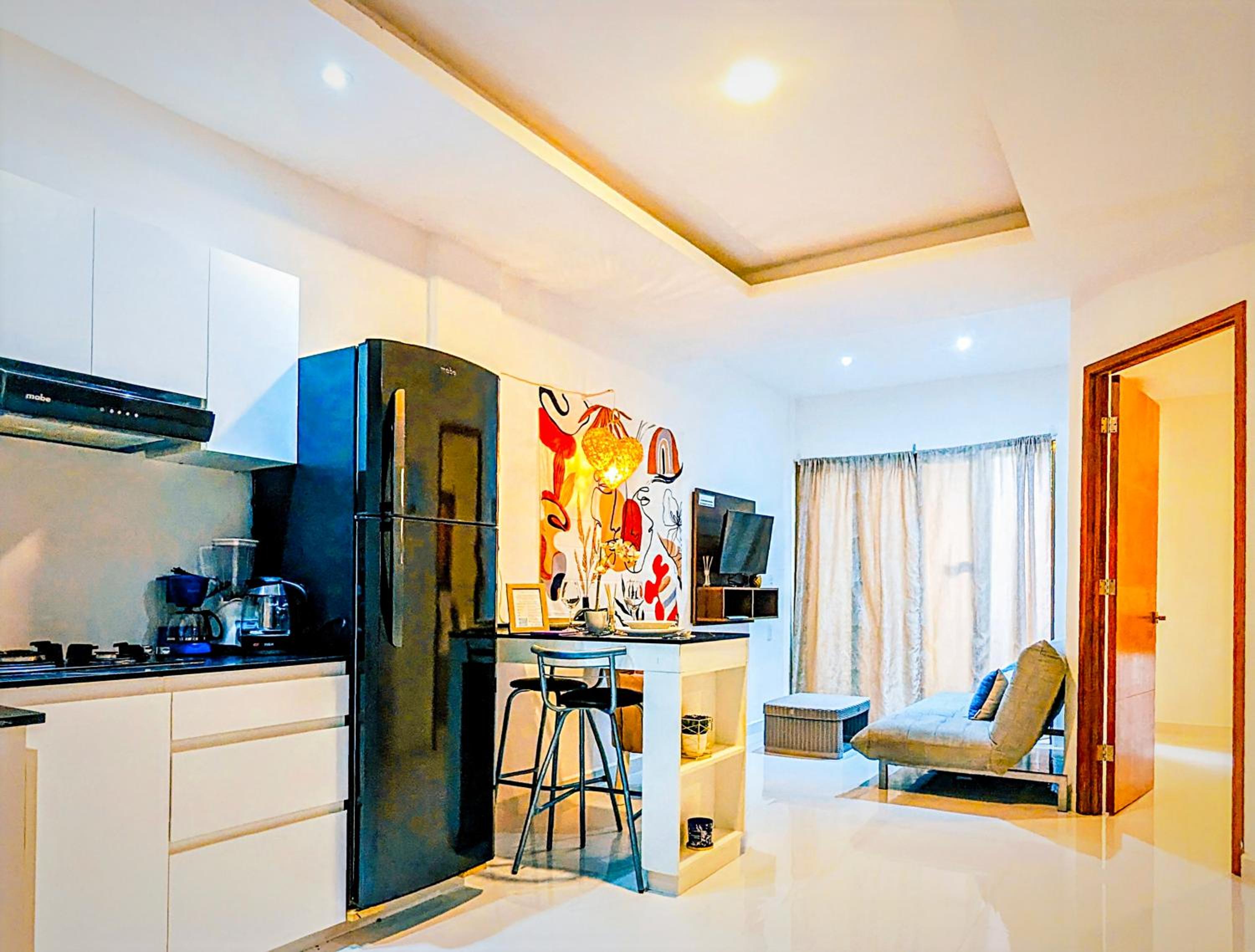 Remote Work in Cozy & Peaceful Suite Steps to Beach & 5th Ave Patio Fast WiFi AC UVA14