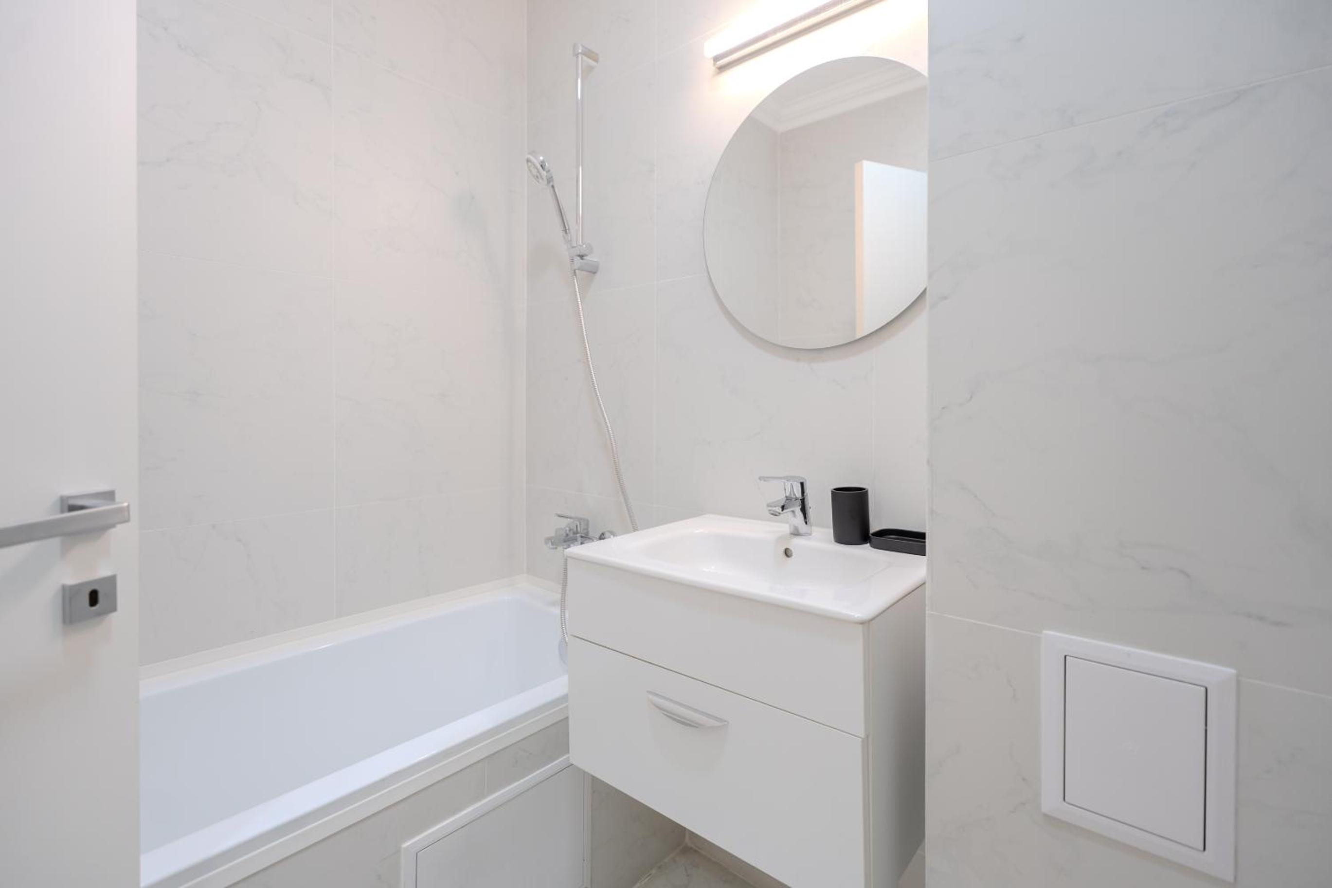 Urban Jungle Apartment by Blvd 44B1 - Free Parking