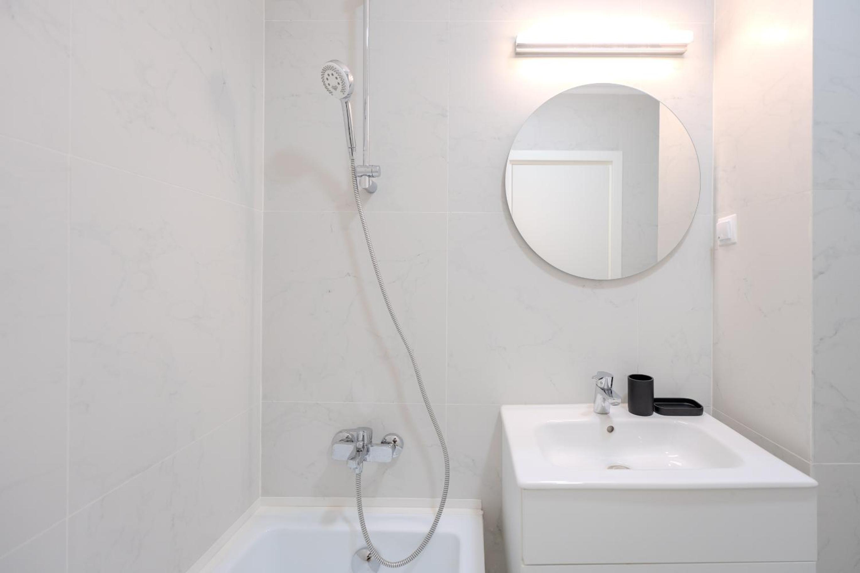 Urban Jungle Apartment by Blvd 44B1 - Free Parking