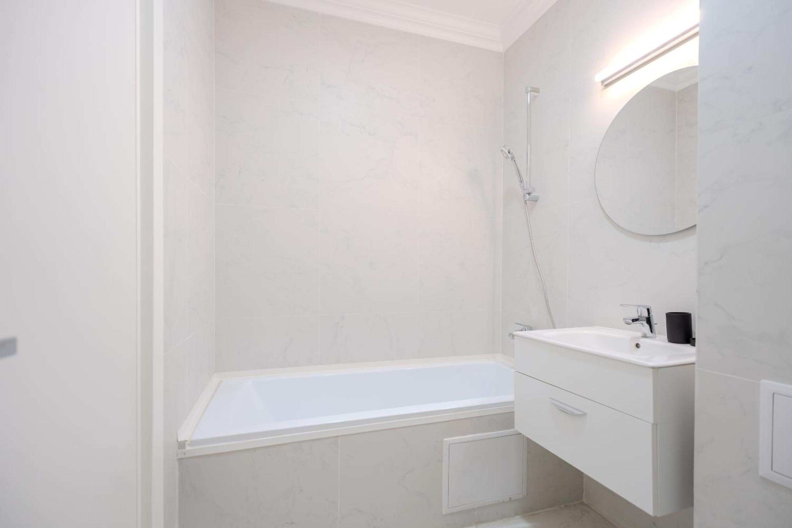 Urban Jungle Apartment by Blvd 44B1 - Free Parking