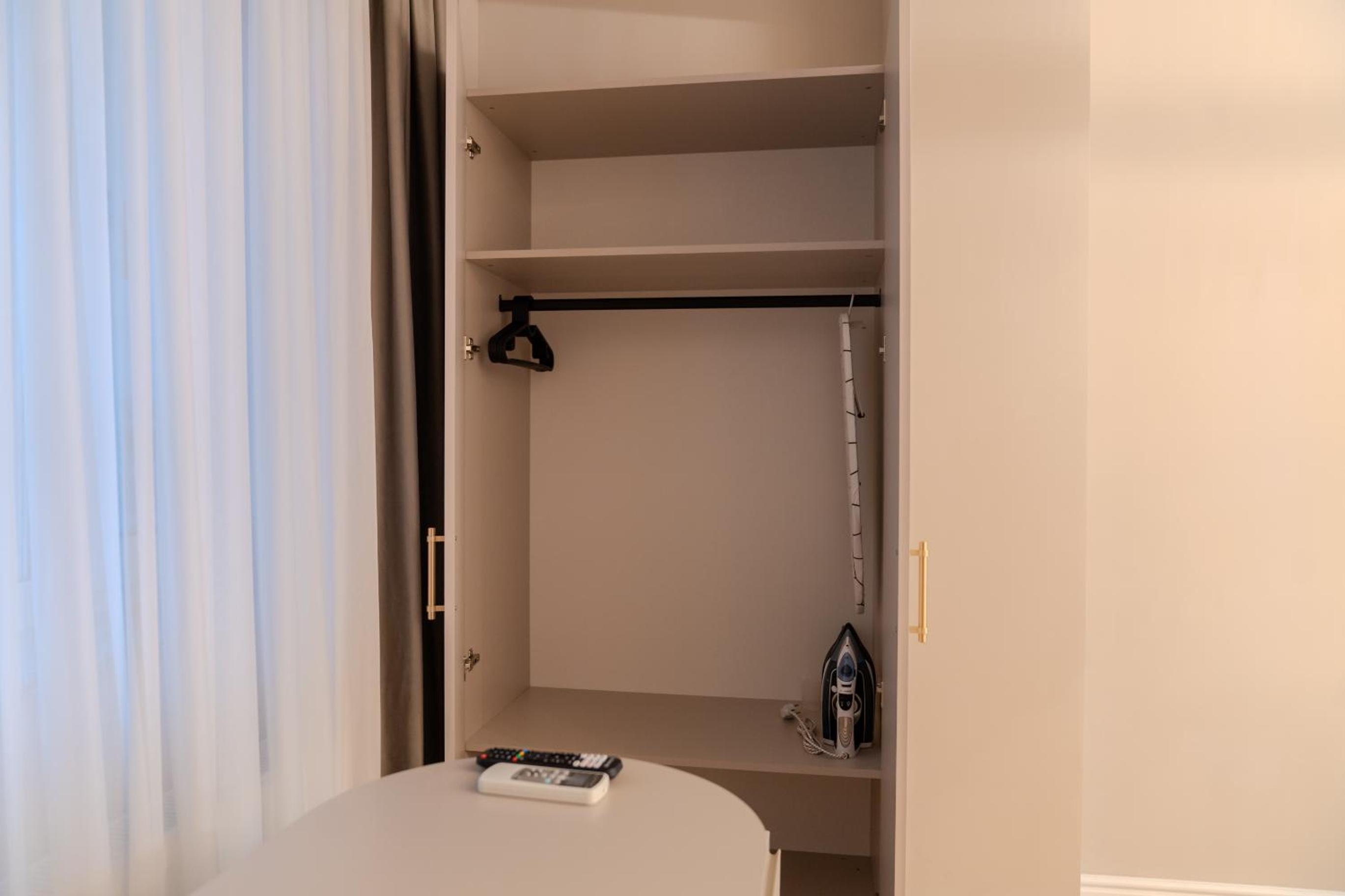 Urban Jungle Apartment by Blvd 44B1 - Free Parking