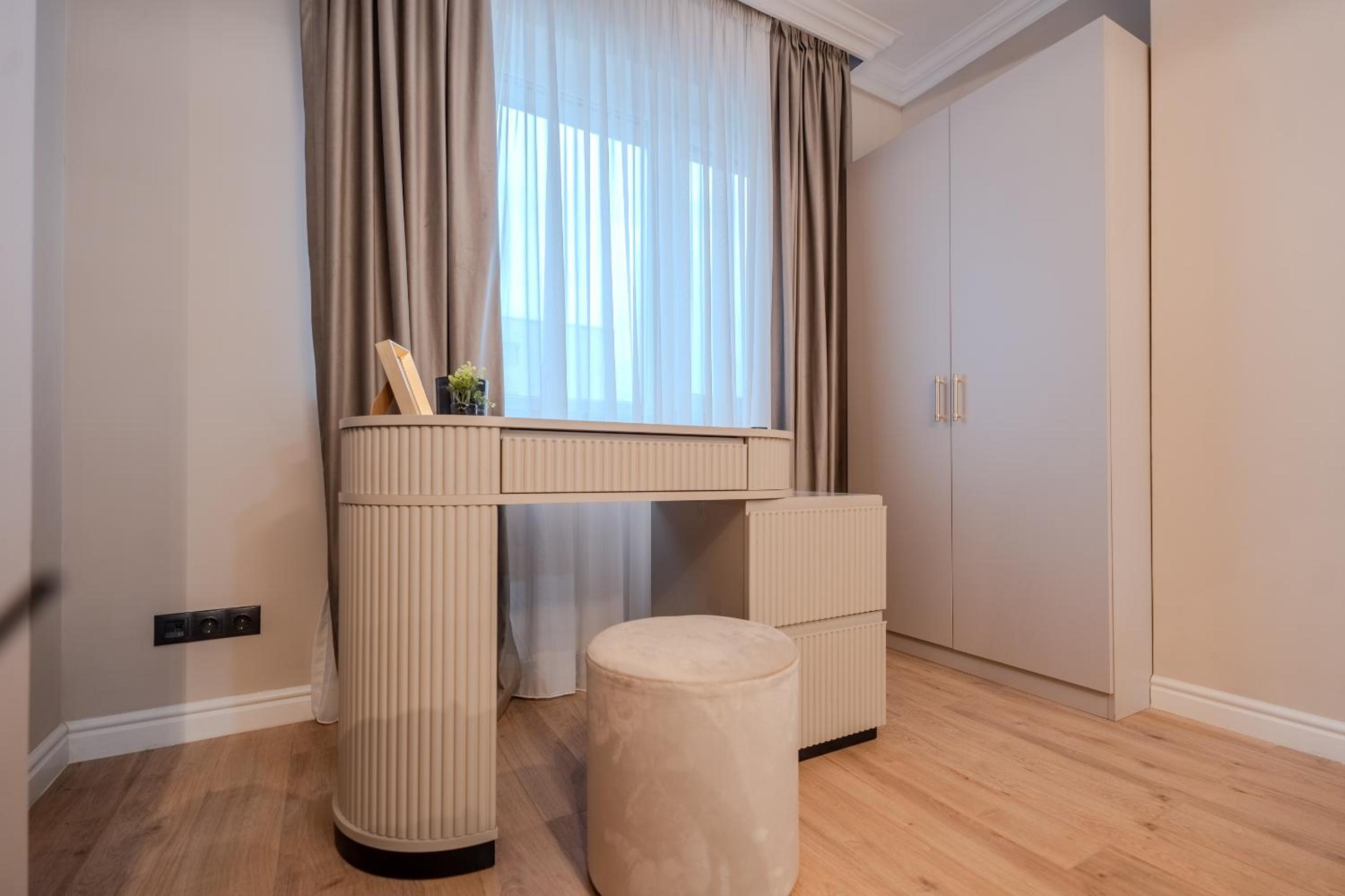 Urban Jungle Apartment by Blvd 44B1 - Free Parking