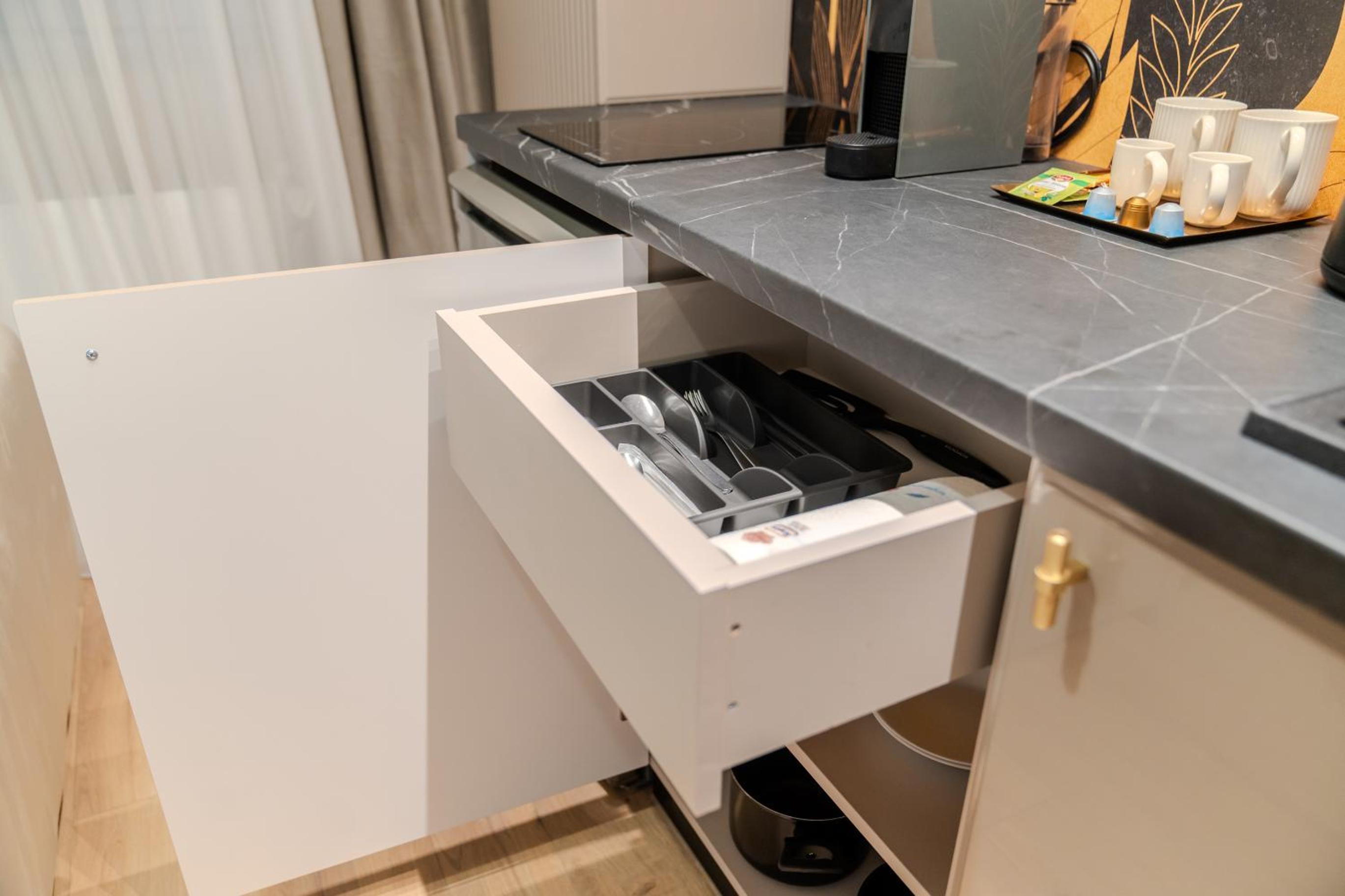 Urban Jungle Apartment by Blvd 44B1 - Free Parking