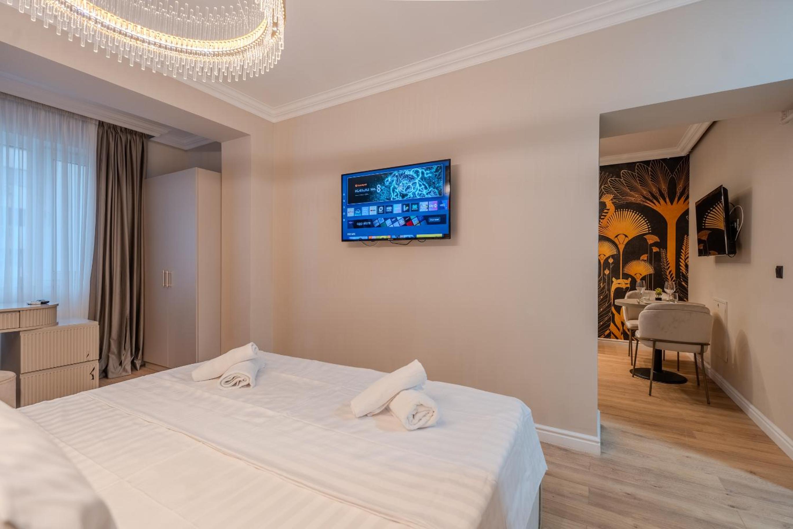 Urban Jungle Apartment by Blvd 44B1 - Free Parking