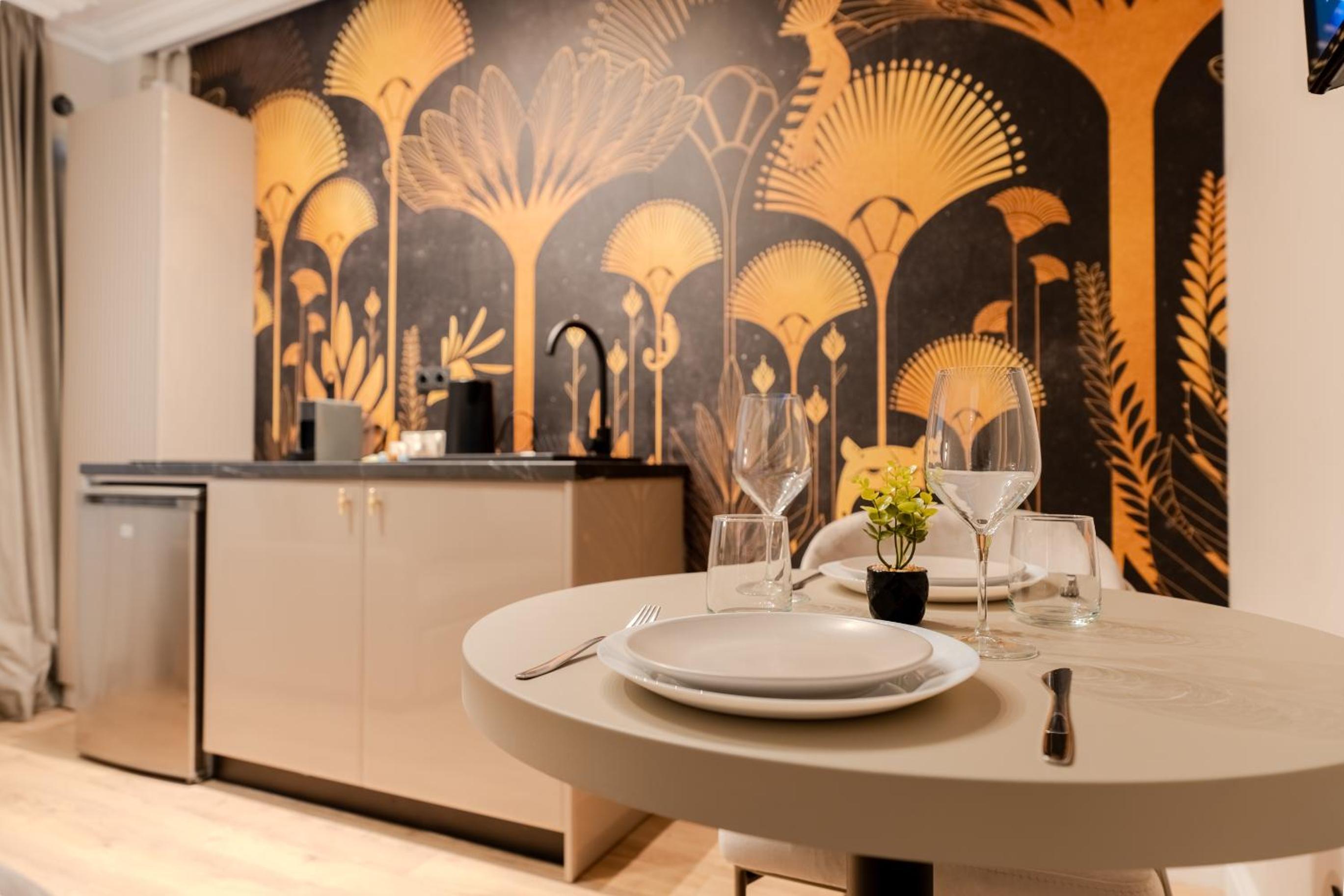 Urban Jungle Apartment by Blvd 44B1 - Free Parking