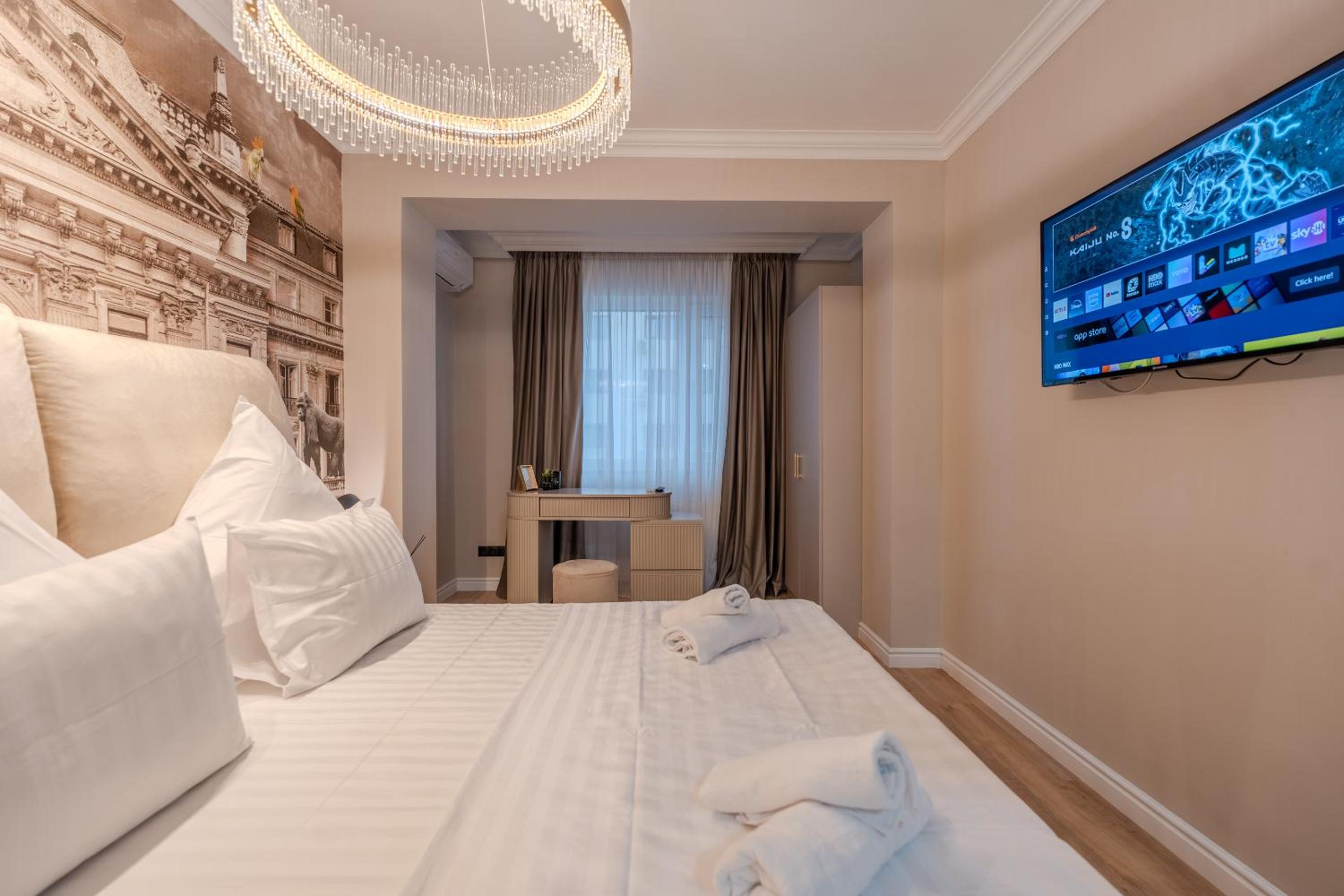 Urban Jungle Apartment by Blvd 44B1 - Free Parking