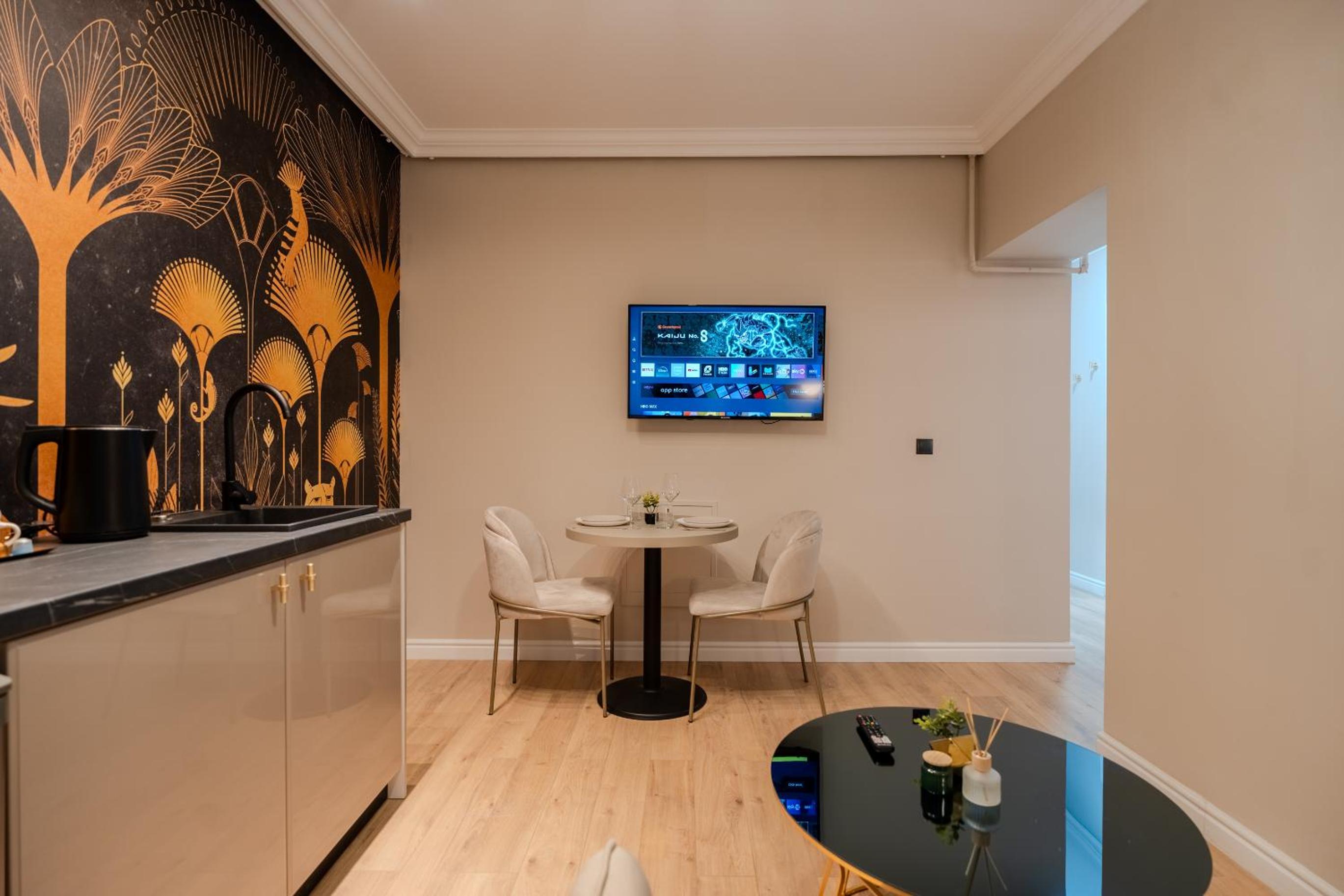 Urban Jungle Apartment by Blvd 44B1 - Free Parking