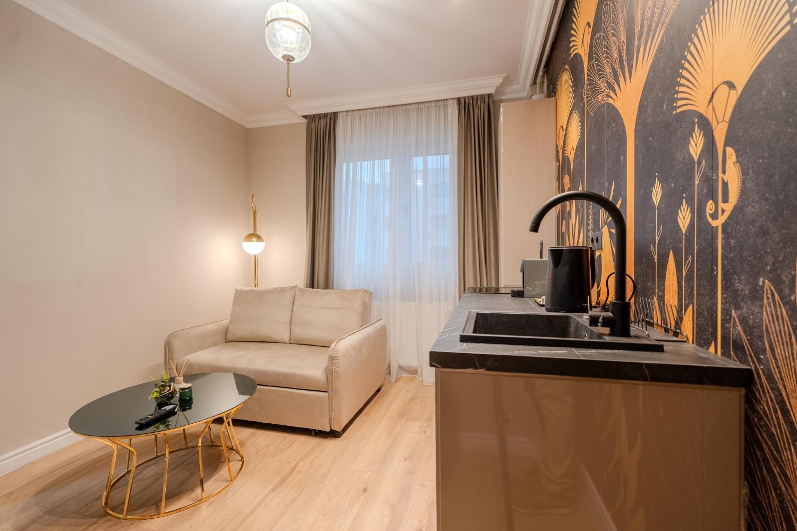 Urban Jungle Apartment by Blvd 44B1 - Free Parking