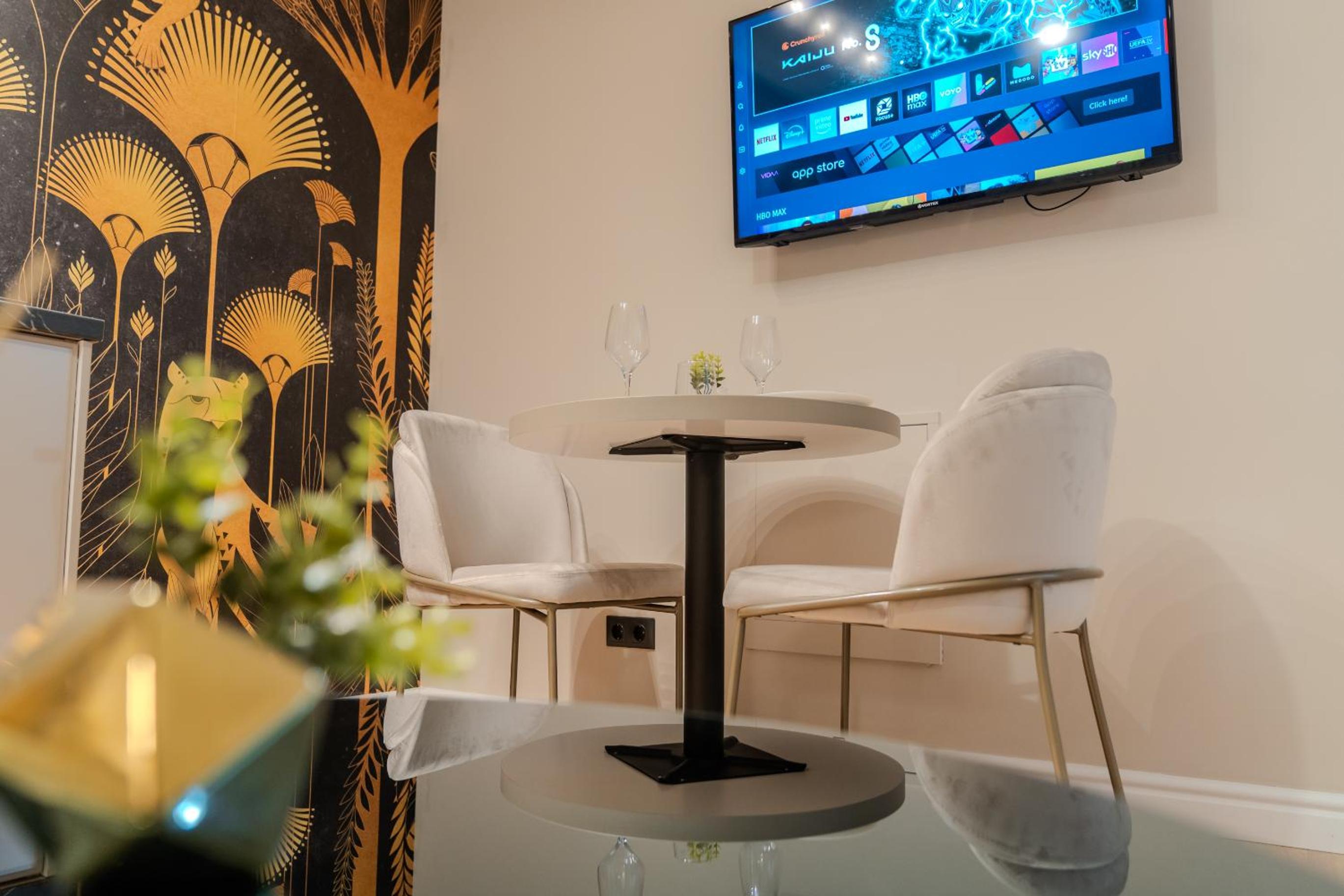 Urban Jungle Apartment by Blvd 44B1 - Free Parking