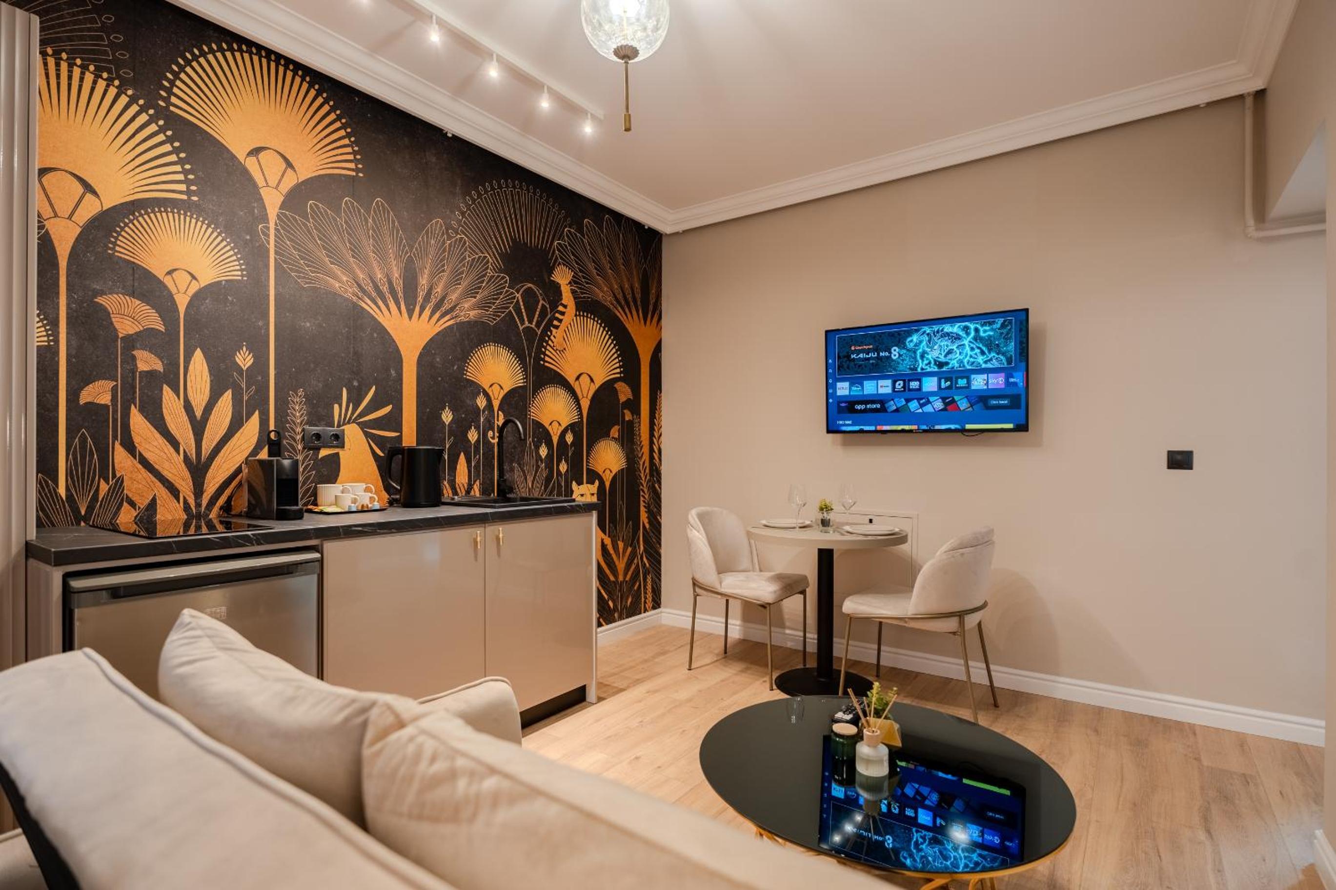 Urban Jungle Apartment by Blvd 44B1 - Free Parking