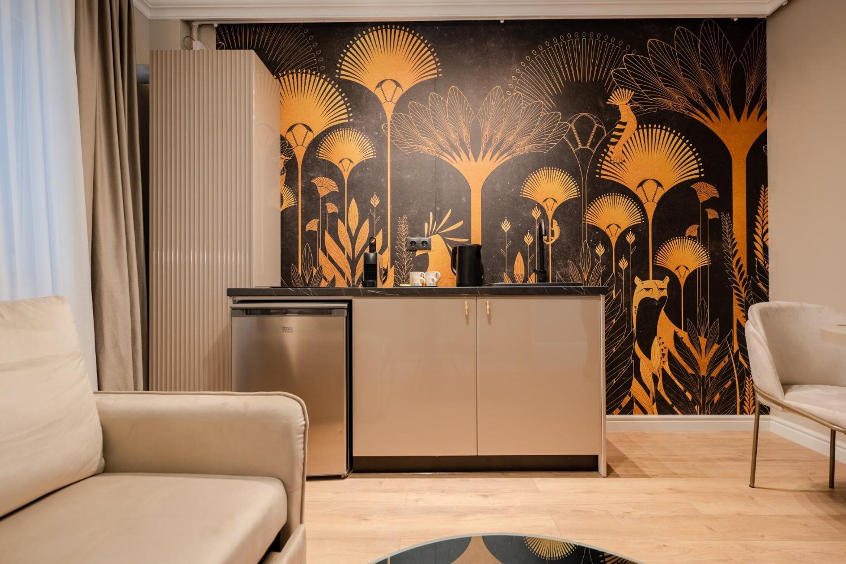 Urban Jungle Apartment by Blvd 44B1 - Free Parking