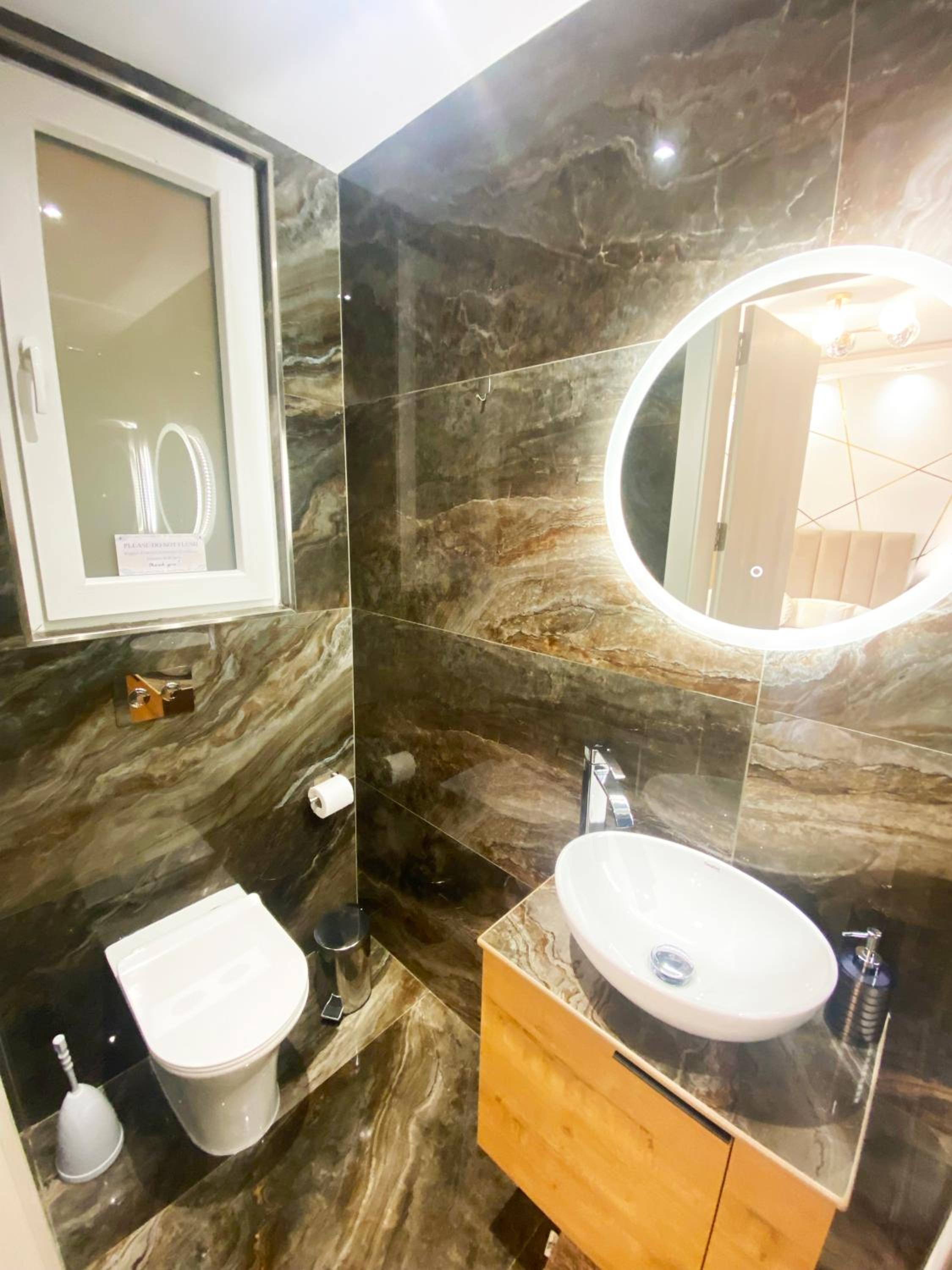 Cliff's Edge Luxury Apartment With Large Pool & Stunning Views