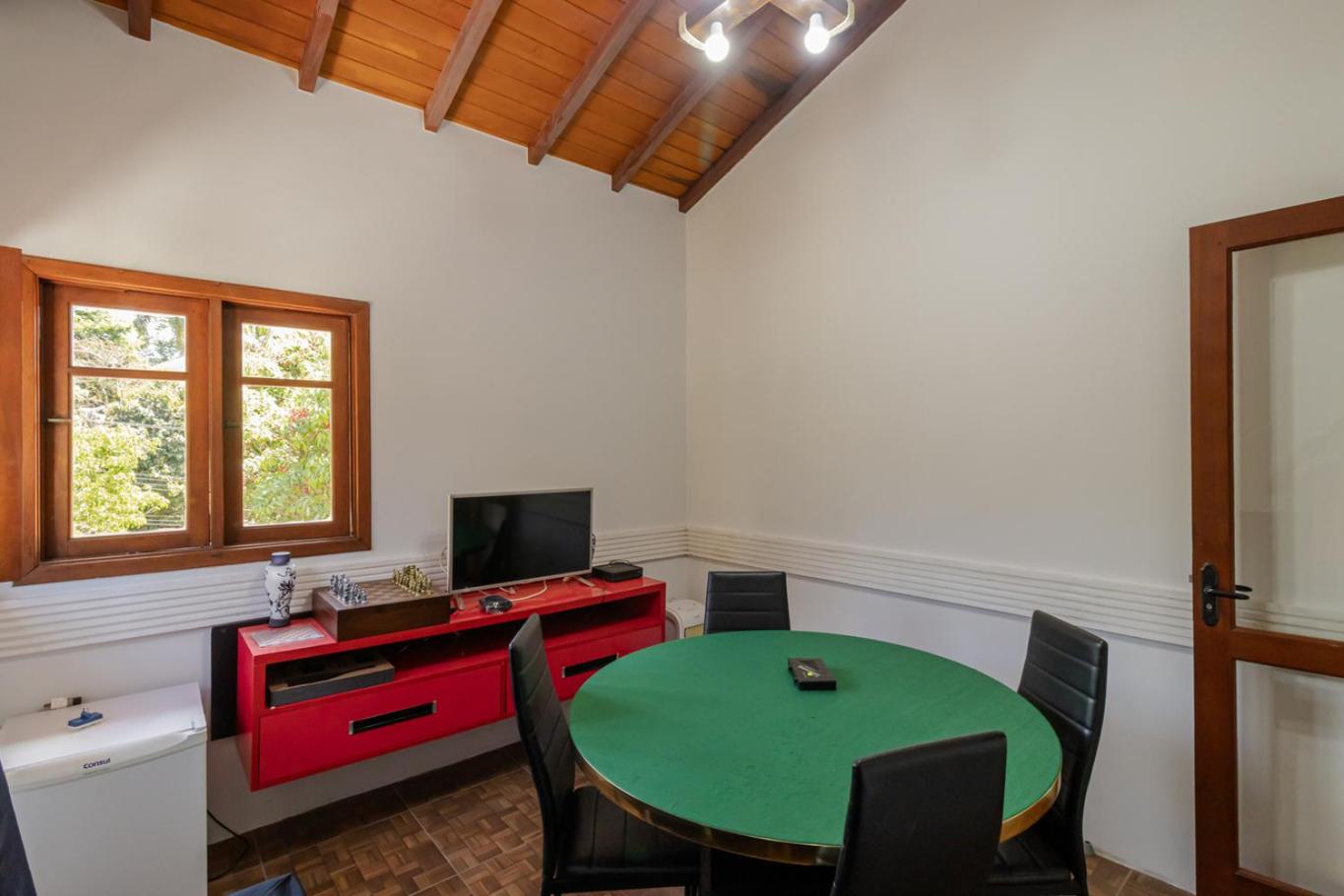 Casa com Piscina, Salao de jogos e Churrasqueira