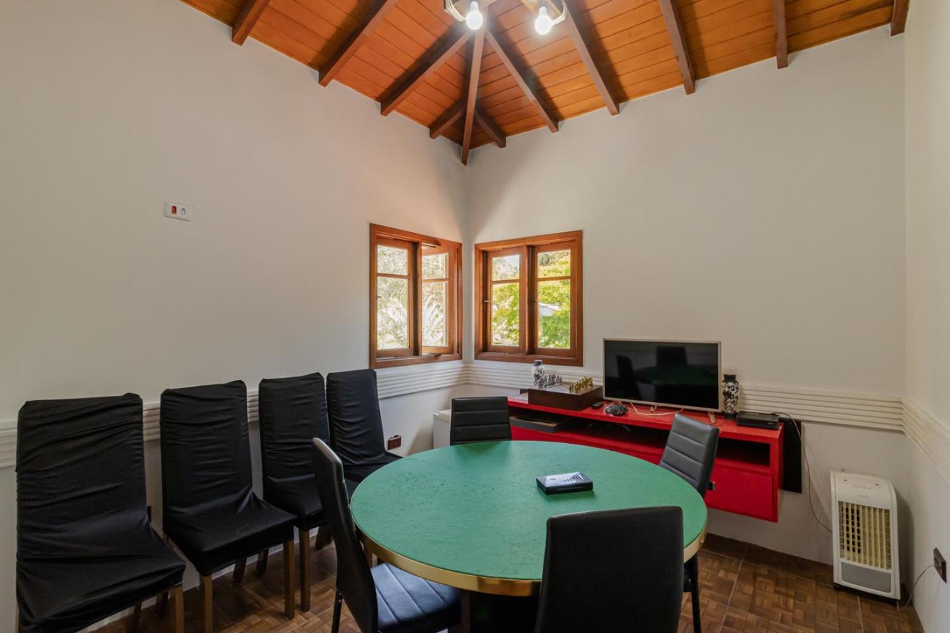 Casa com Piscina, Salao de jogos e Churrasqueira