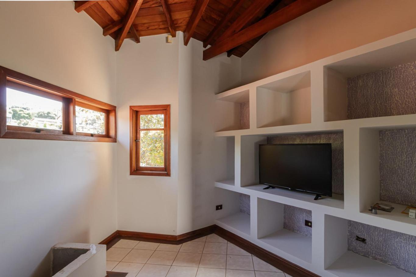 Casa com Piscina, Salao de jogos e Churrasqueira