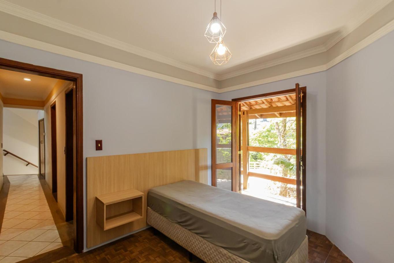 Casa com Piscina, Salao de jogos e Churrasqueira
