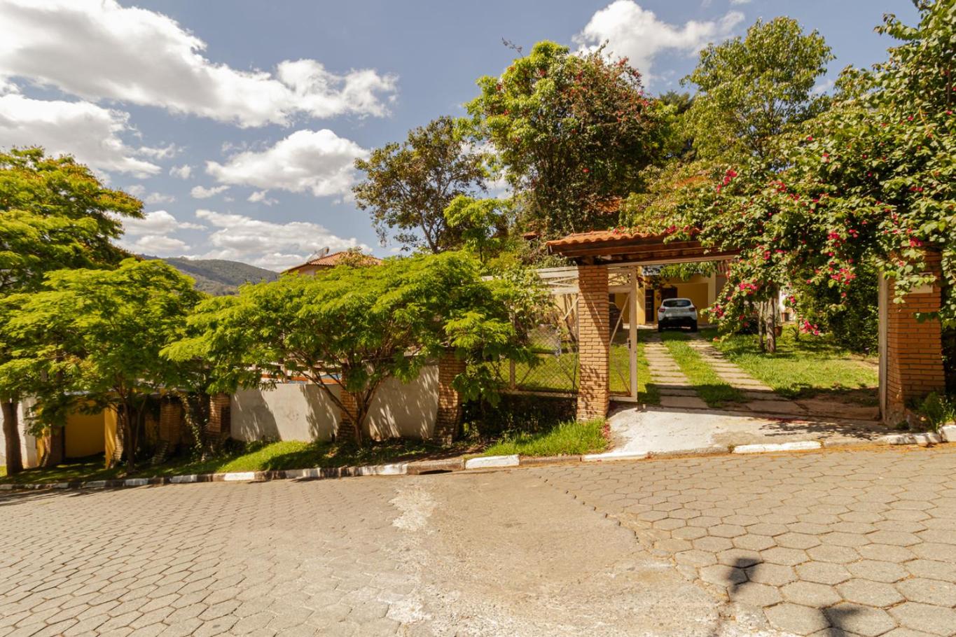 Casa com Piscina, Salao de jogos e Churrasqueira