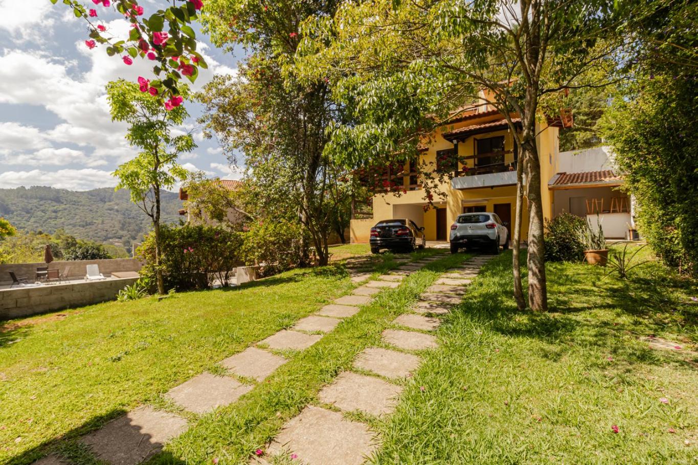 Casa com Piscina, Salao de jogos e Churrasqueira