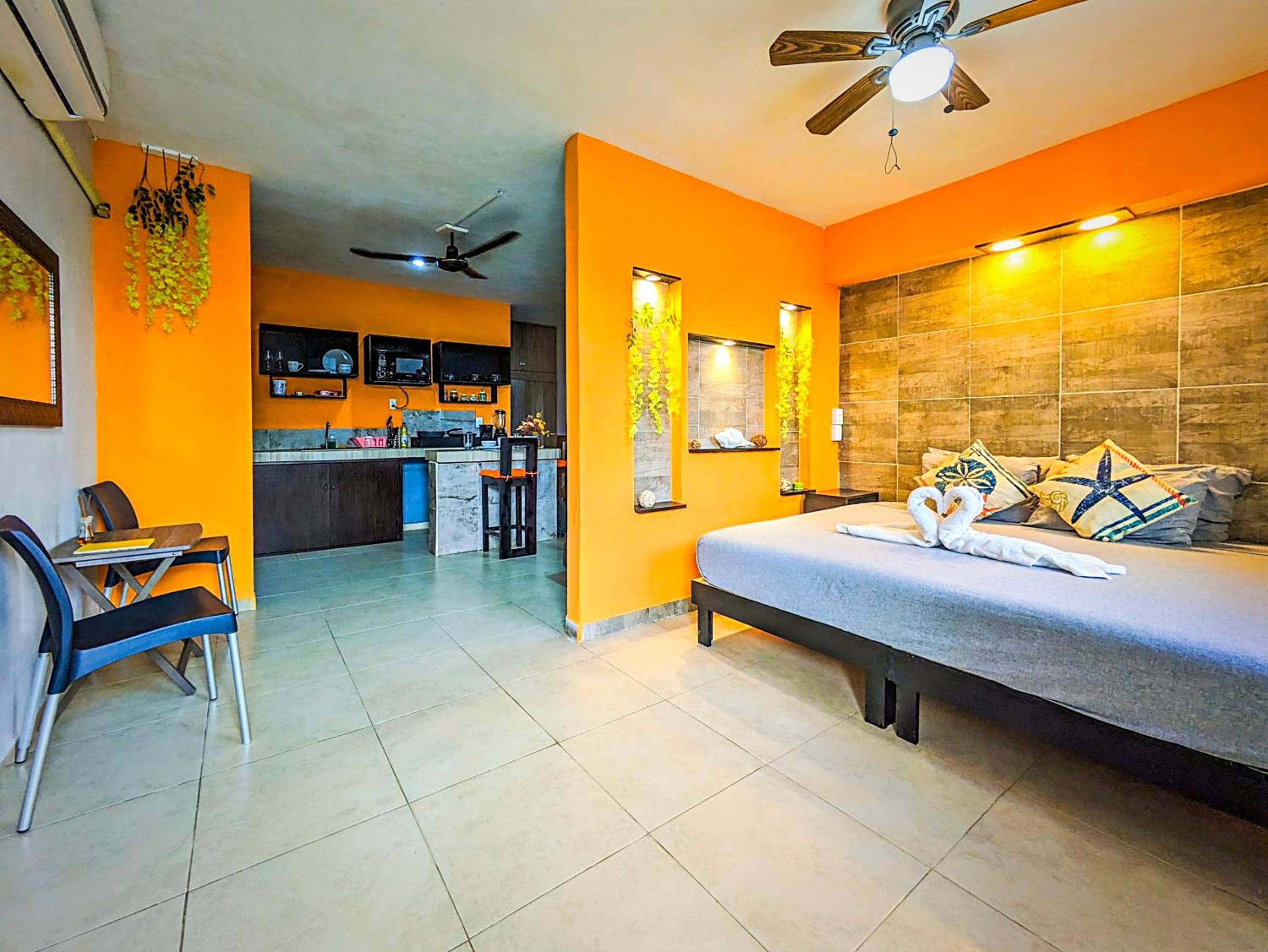 2 Spacious Great Value Units Sleep 8 500m to Beach King Beds Kitchen AC Fast WiFi 1A2A