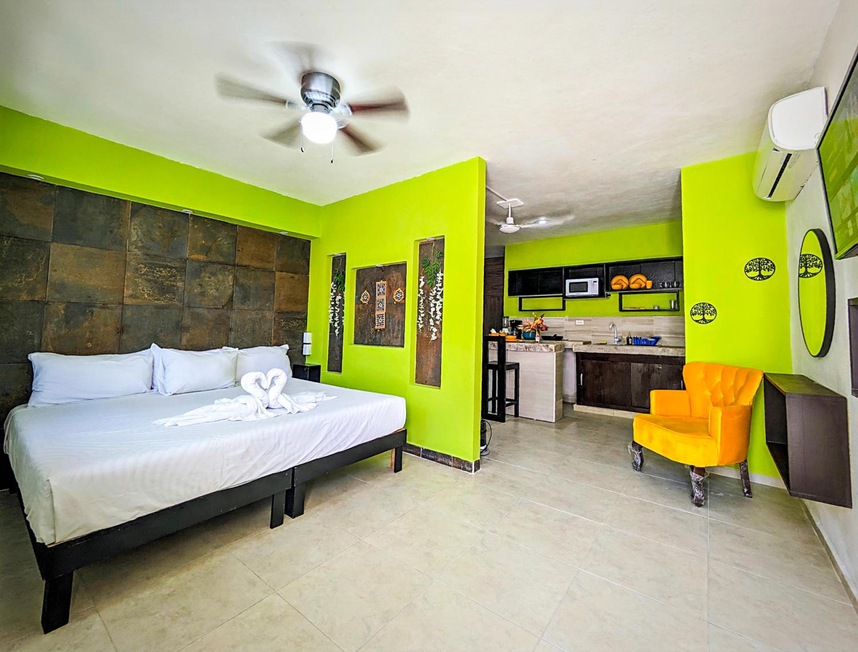 2 Spacious Suites King Beds Sleep 8 500m Kid Friendly Beach Kitchen AC Fast WiFi 3B4B
