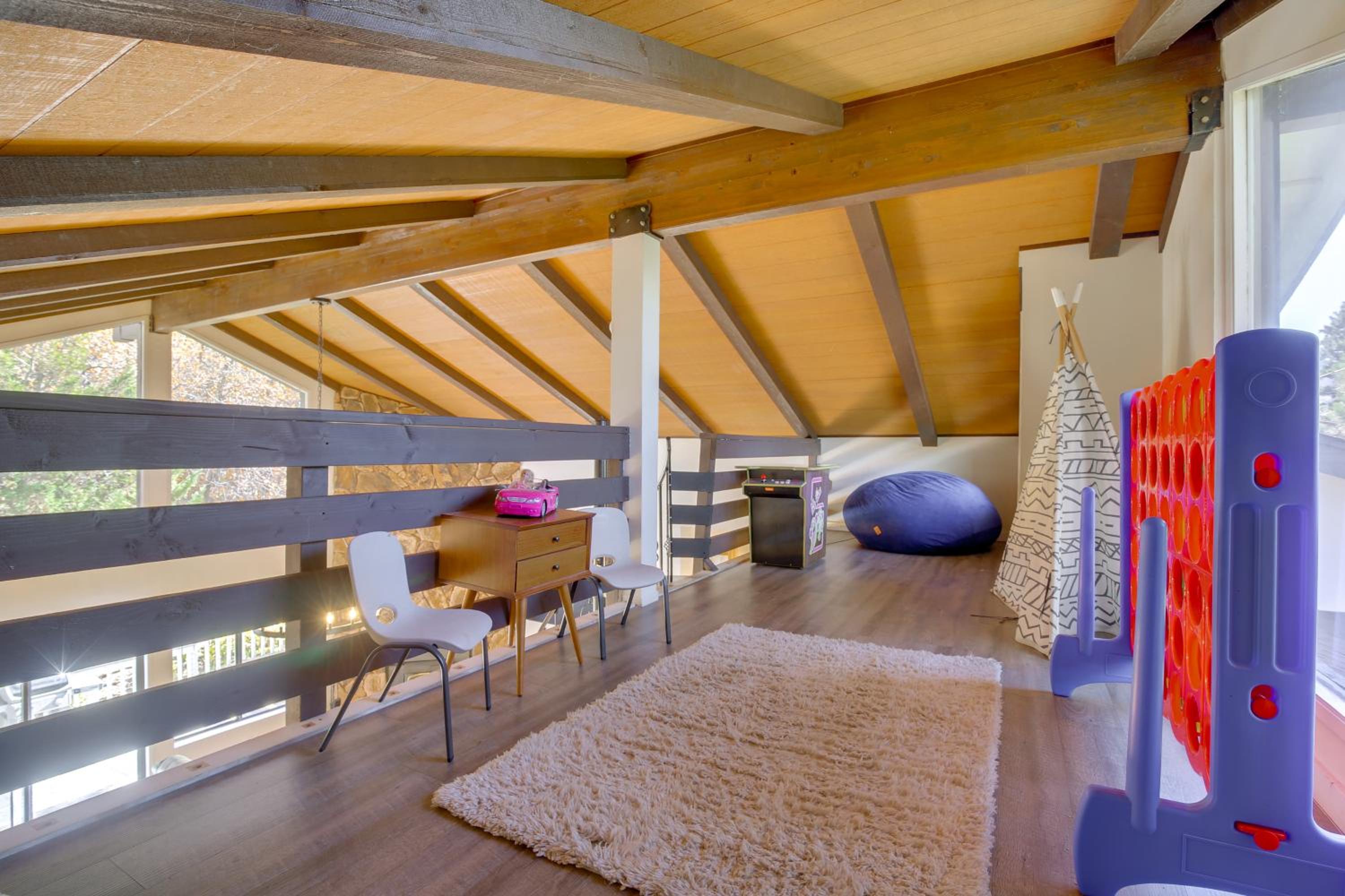 3 Mi to Slopes! Big Bear Mtn Getaway with Hot Tub