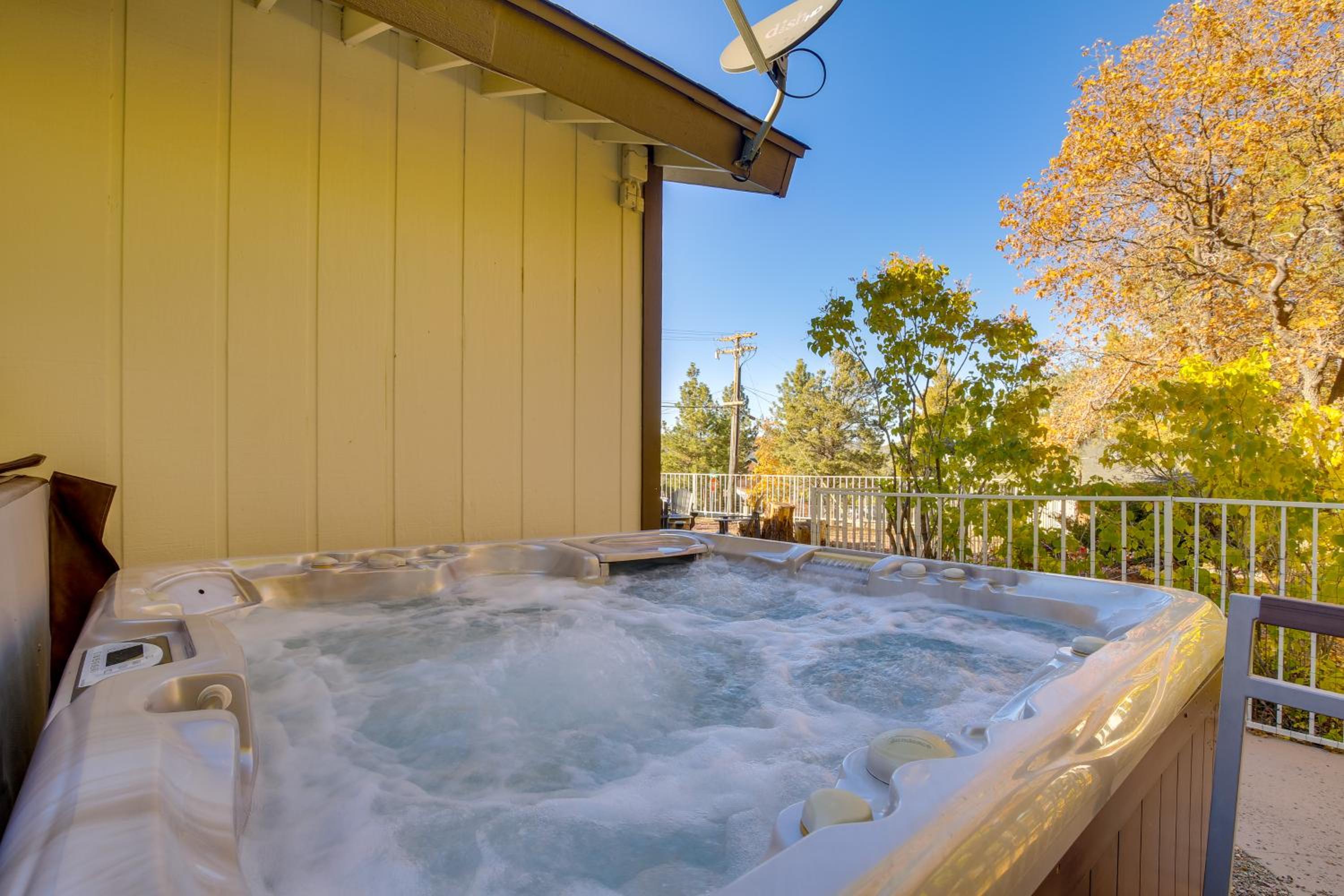 3 Mi to Slopes! Big Bear Mtn Getaway with Hot Tub