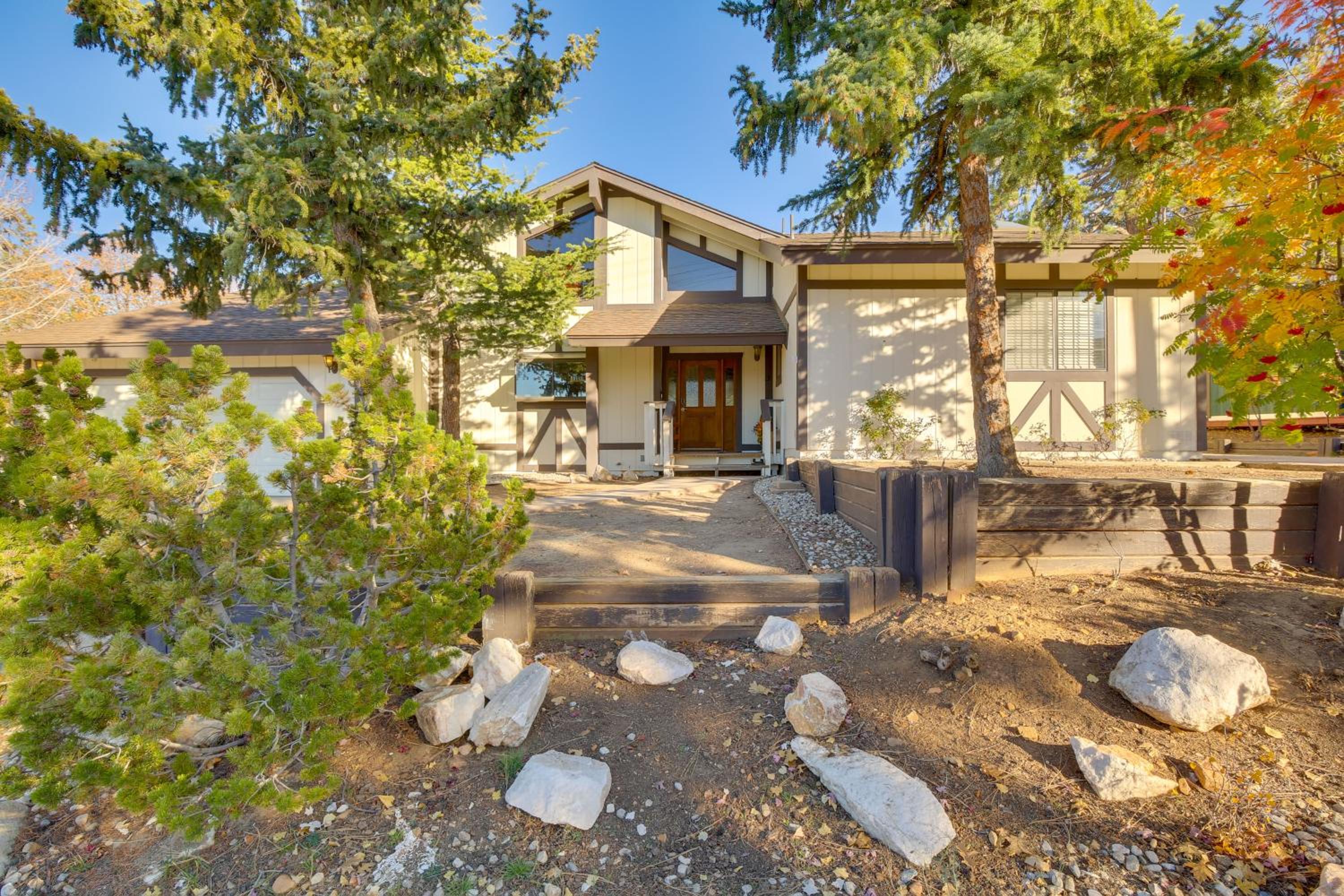 3 Mi to Slopes! Big Bear Mtn Getaway with Hot Tub