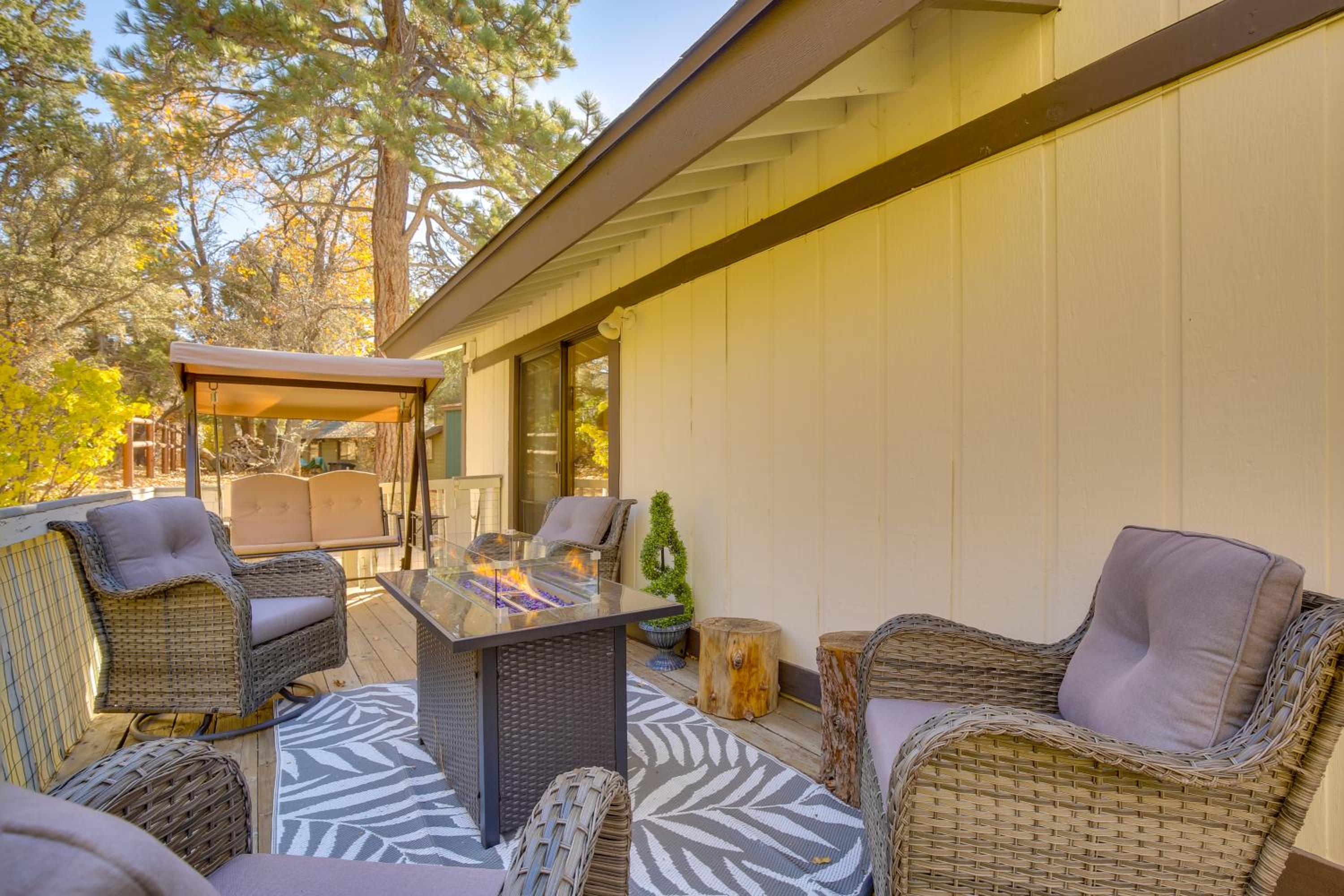 3 Mi to Slopes! Big Bear Mtn Getaway with Hot Tub