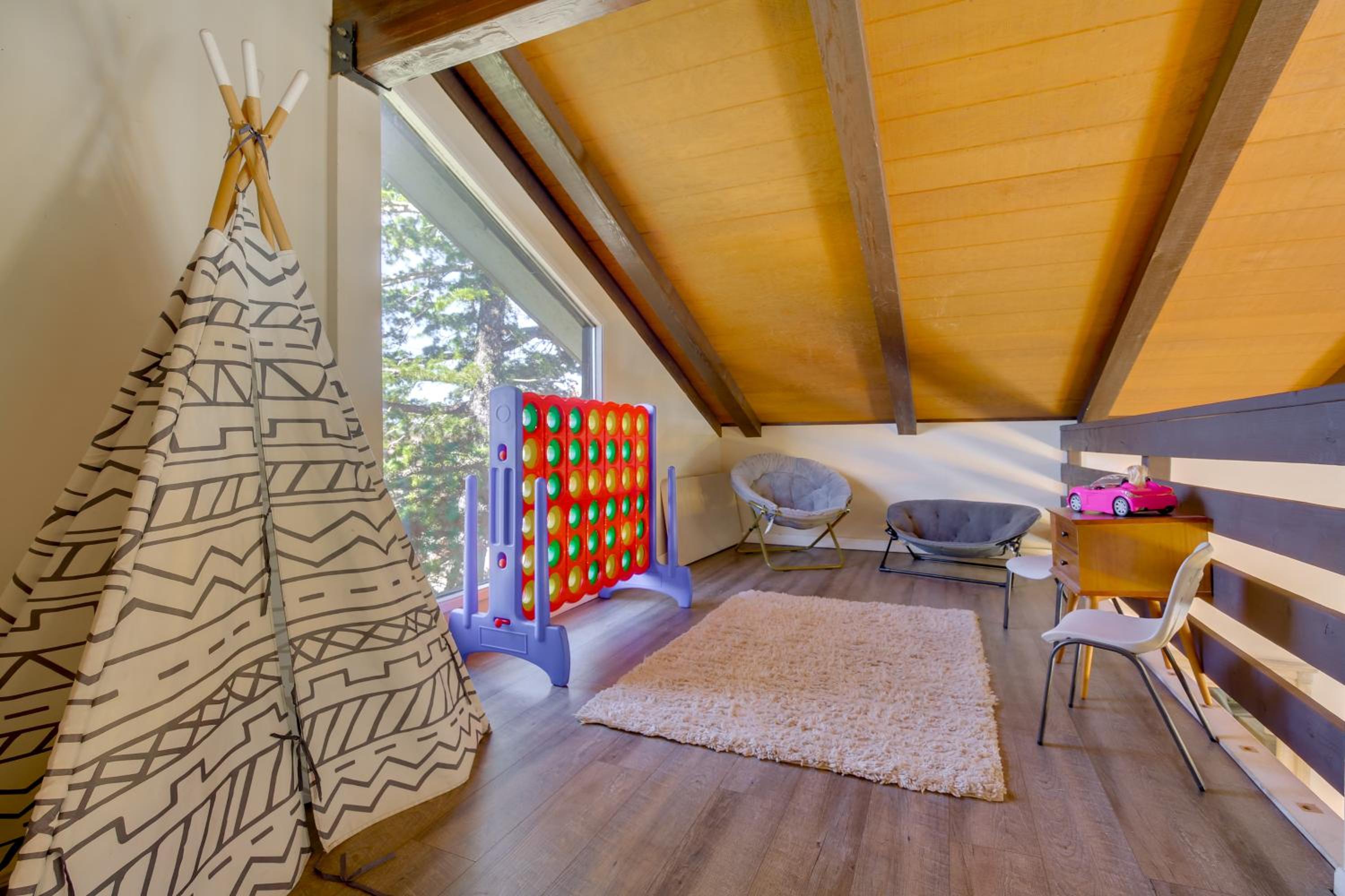 3 Mi to Slopes! Big Bear Mtn Getaway with Hot Tub